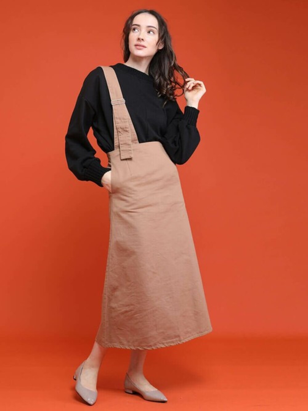 ブラウン系のサロペット/オーバーオールを着用したレディースの春コーディネートの1枚目の写真