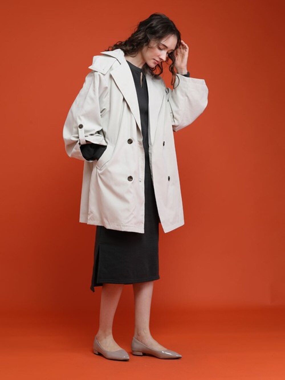 ベージュ系のトレンチコートを着用したレディースの春コーディネートの1枚目の写真