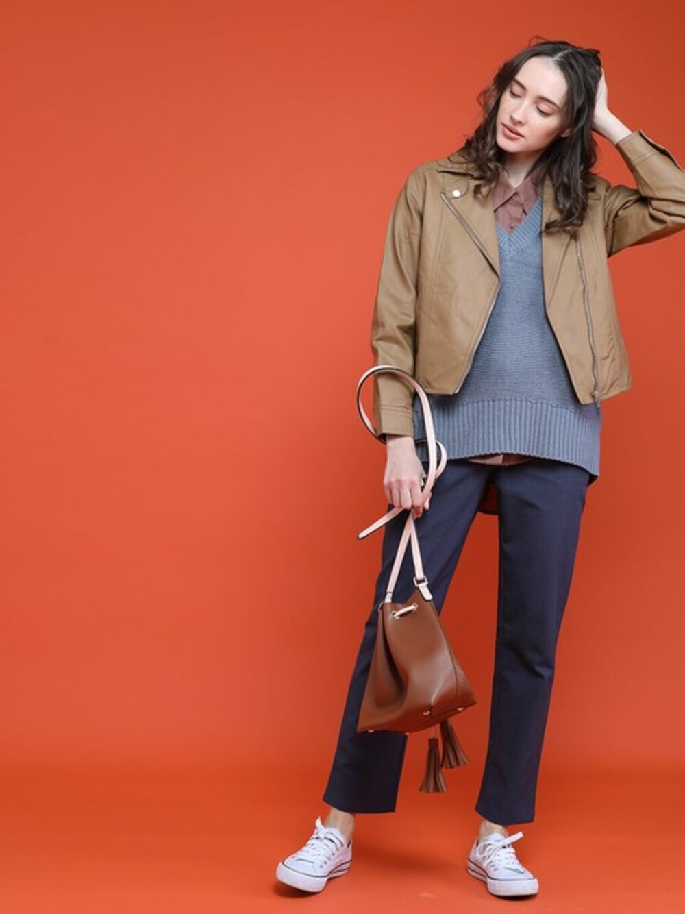 イエロー系のライダースジャケットを着用したレディースの春コーディネートの1枚目の写真