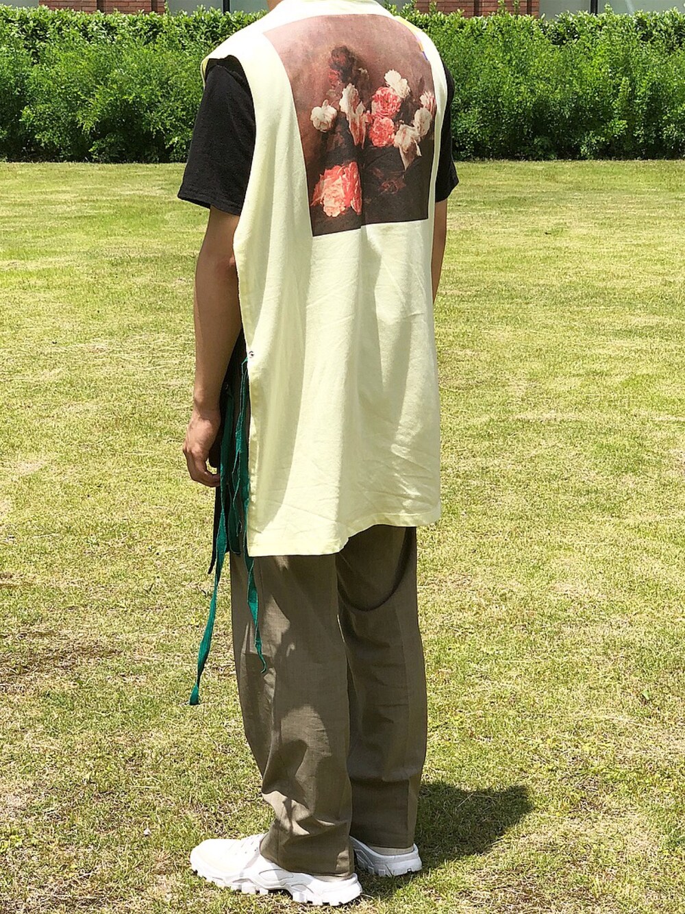 「RAF SIMONS、adidas、New Order」｜「RAF SIMONSのアイテム（Tシャツ/カットソー、イエロー系）」を使った、薬局さん（メンズ・169cm）の夏コーディネートの1枚目の写真