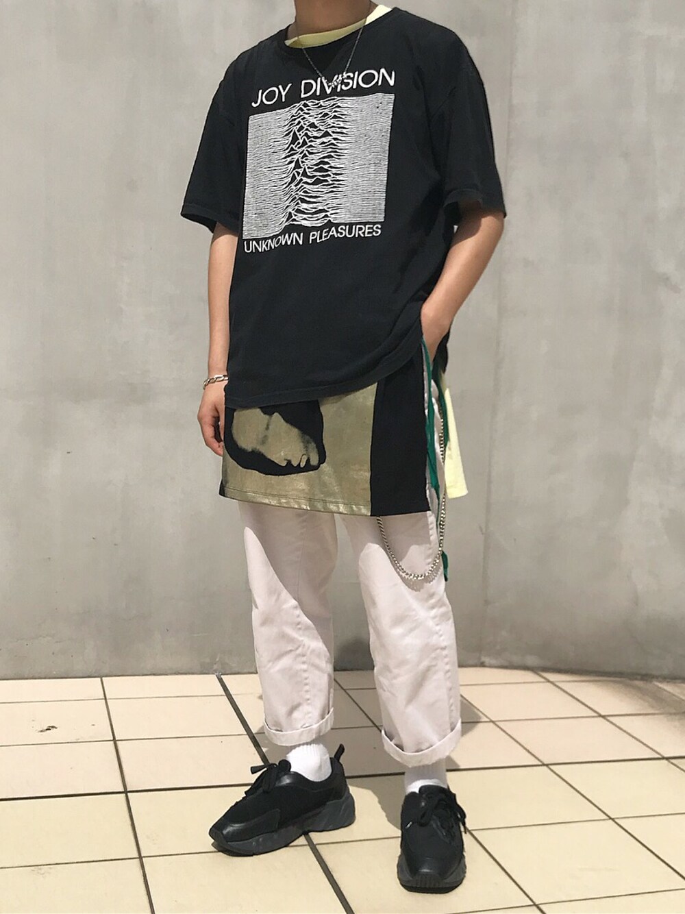 「RAF SIMONS、ACNE、AcneStudios」｜「RAF SIMONSのアイテム（Tシャツ/カットソー、イエロー系）」を使った、薬局さん（メンズ・169cm）の夏コーディネートの1枚目の写真