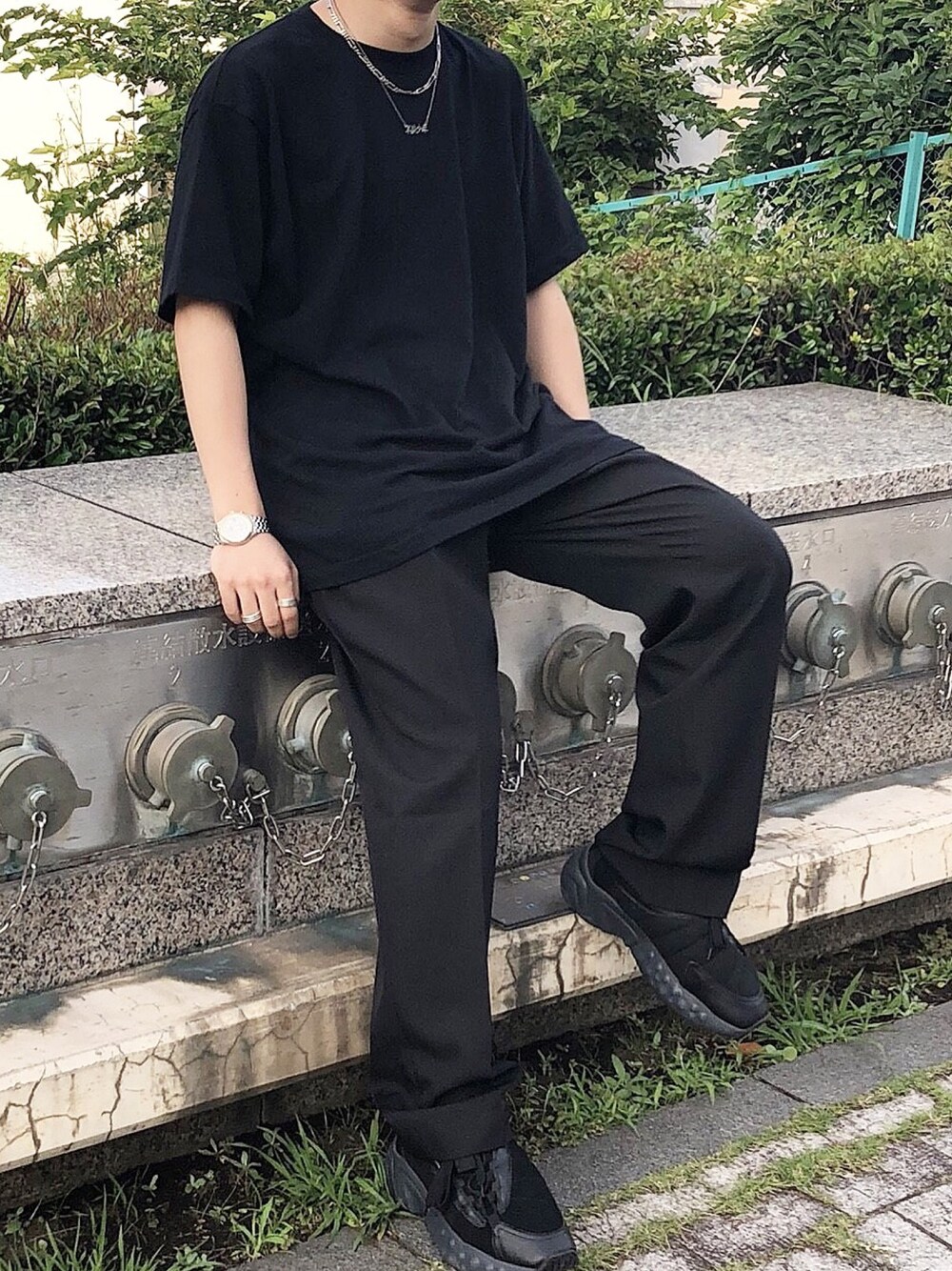 「ACNE、AcneStudios、オパール東京」｜「Acne StudiosのAcne Studios Sofiane Leather-Trimmed Suede Sneakers（スニーカー、ブラック系）」を使った、薬局さん（メンズ・169cm）の夏コーディネートの1枚目の写真