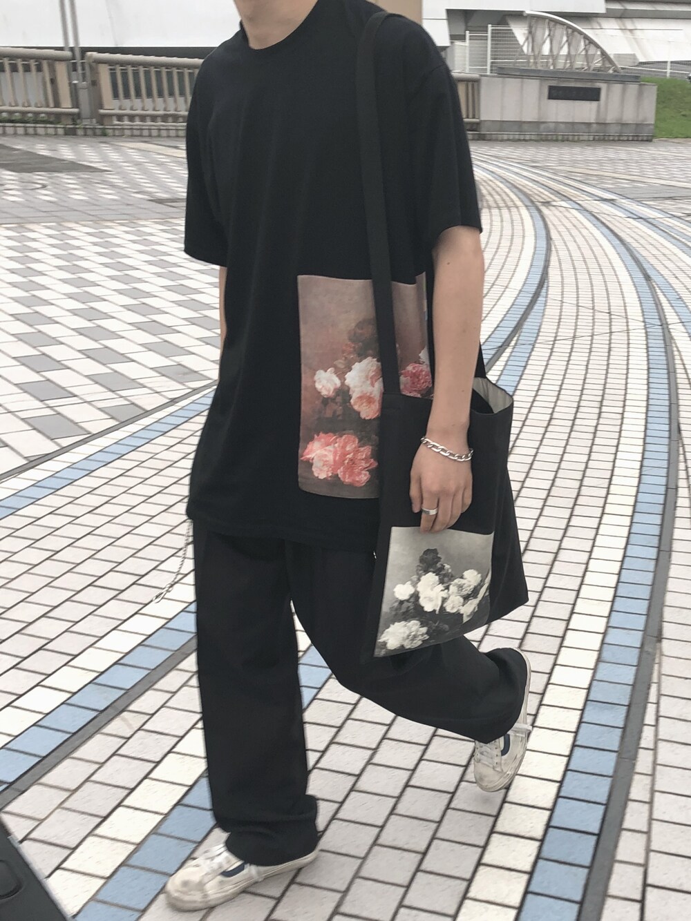 「RAF SIMONS、VANS」｜「RAF SIMONSのRaf Simons - oversized photo print T-shirt - men - コットン - L（Tシャツ/カットソー、ブラック系）」を使った、薬局さん（メンズ・169cm）の夏コーディネートの1枚目の写真