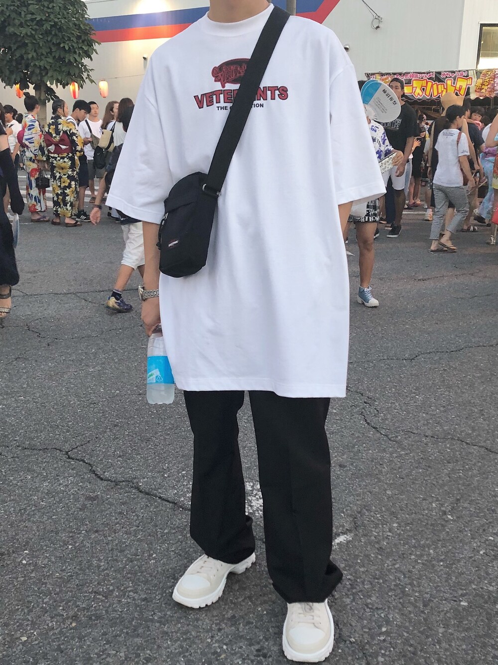 「vetements、RAF SIMONS、EASTPAK」｜「VETEMENTSのアイテム（Tシャツ/カットソー、ホワイト系）」を使った、薬局さん（メンズ・169cm）の夏コーディネートの1枚目の写真