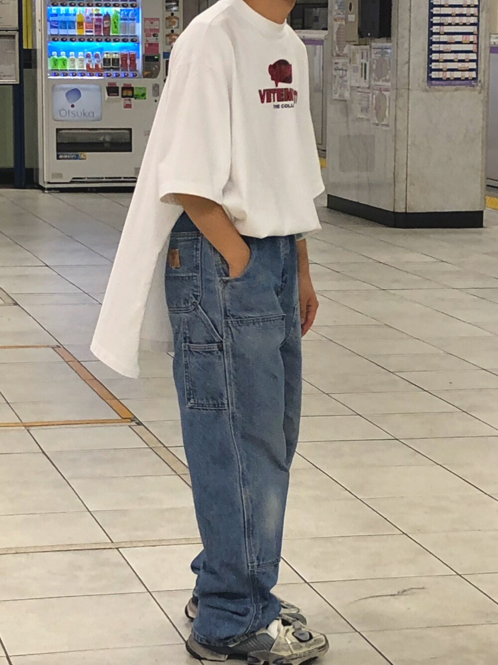 「vetements、carhartt、reebok」｜「Carharttのアイテム（デニムパンツ、ブルー系）」を使った、薬局さん（メンズ・169cm）の夏コーディネートの1枚目の写真