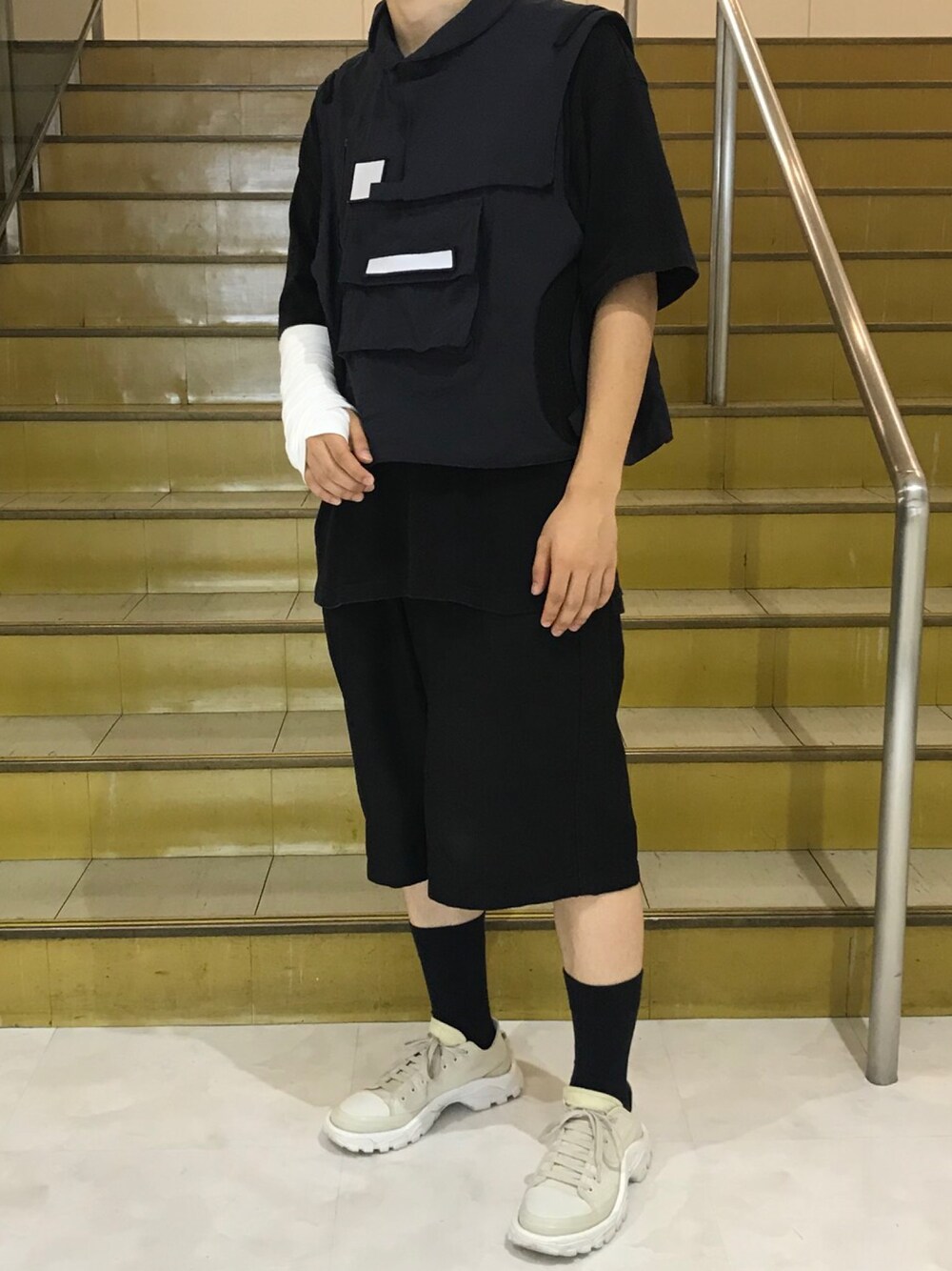 「njsjaj、RAF SIMONS、adidas、ベスト」｜「njsjajのアイテム（ベスト、ブラック系）」を使った、薬局さん（メンズ・169cm）の秋コーディネートの1枚目の写真
