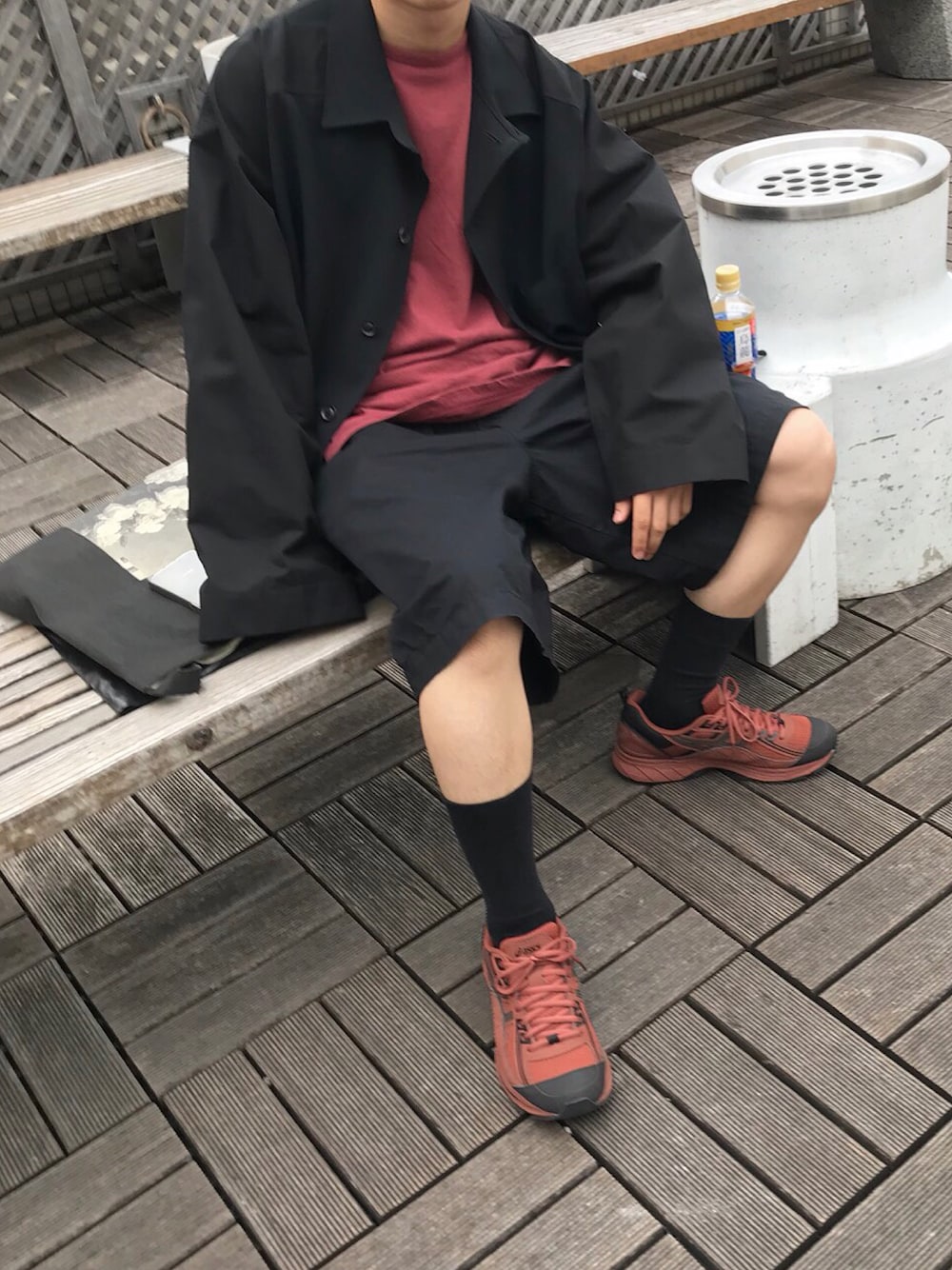 「yohjiyamamoto、gourmet jeans、asics、kiko kostadinov」｜「garmet jeansのアイテム（Tシャツ/カットソー、レッド系）」を使った、薬局さん（メンズ・169cm）の秋コーディネートの1枚目の写真