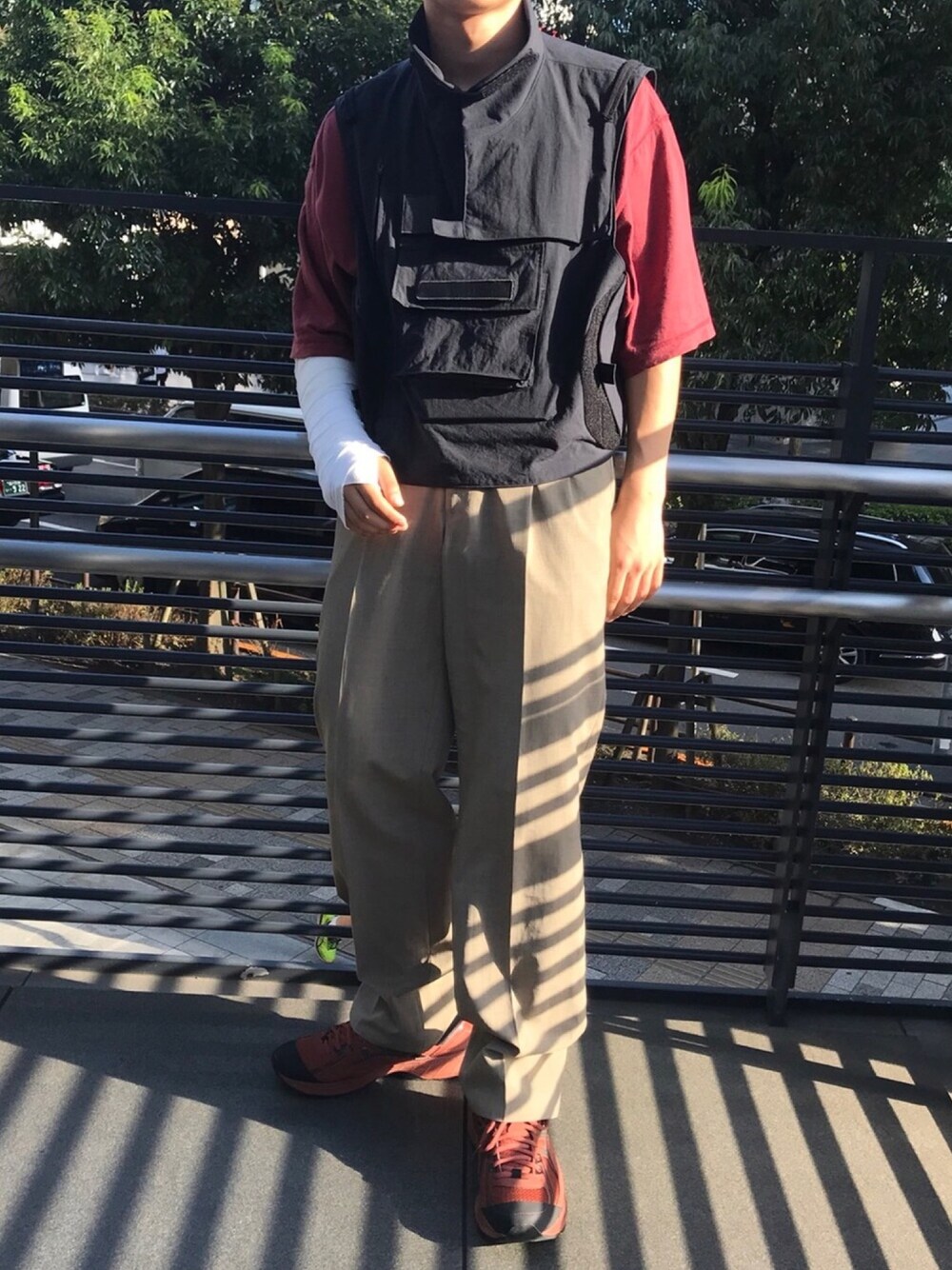「njsjaj、asics、gourmet jeans、kiko kostadinov」｜「garmet jeansのアイテム（Tシャツ/カットソー、レッド系）」を使った、薬局さん（メンズ・169cm）の秋コーディネートの1枚目の写真