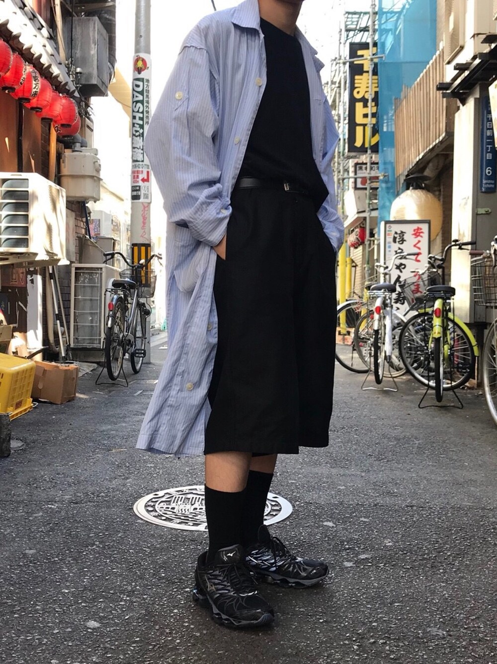 「MIZUNO、phingerin、シャツ」｜「PHINGERINのアイテム（シャツ/ブラウス、ブルー系）」を使った、薬局さん（メンズ・169cm）の秋コーディネートの1枚目の写真