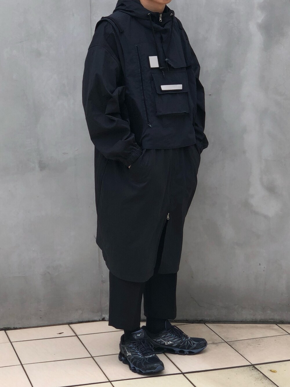 「MIZUNO、njsjaj」｜「njsjajのアイテム（ベスト、ブラック系）」を使った、薬局さん（メンズ・169cm）の秋コーディネートの1枚目の写真