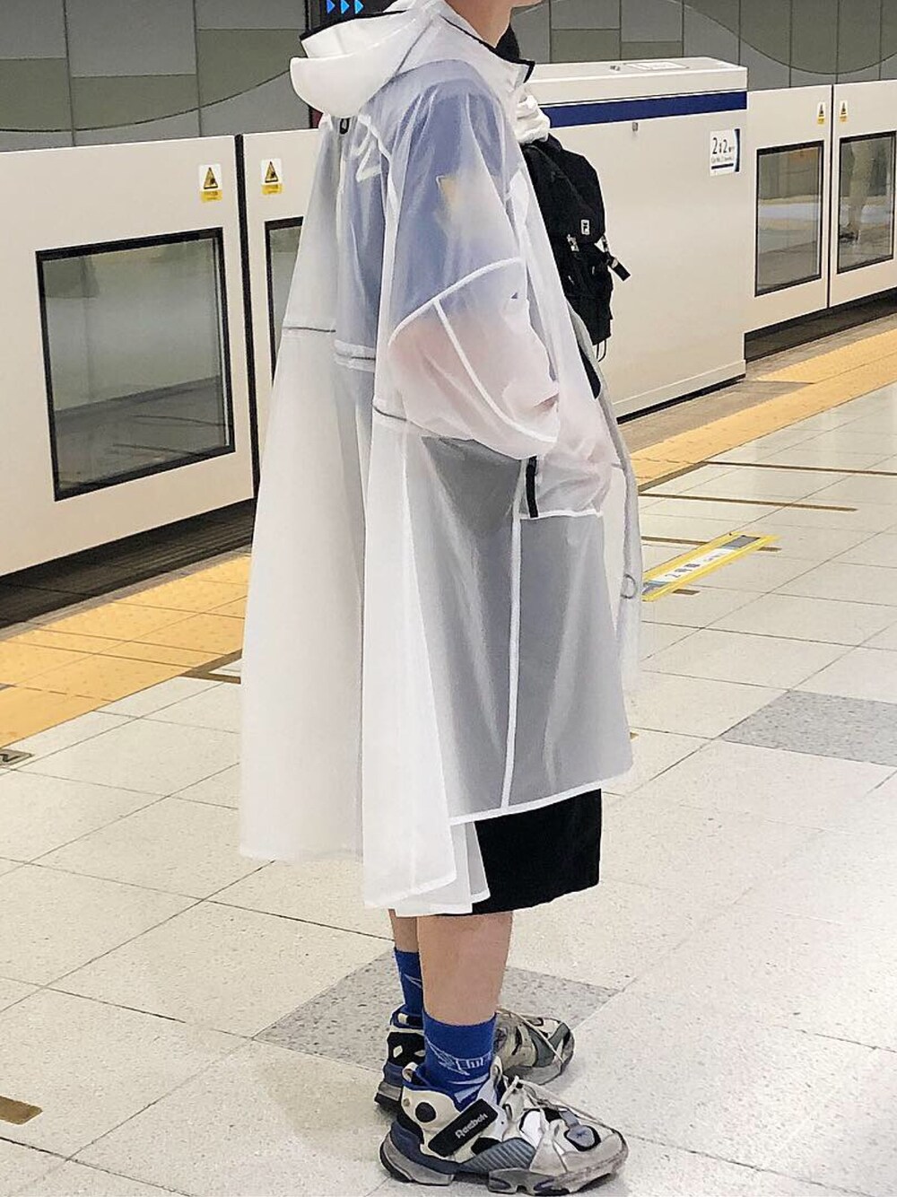 「NIKE、nikelab、vetements、reebok」｜「NIKEのアイテム（ナイロンジャケット、ホワイト系）」を使った、薬局さん（メンズ・169cm）の秋コーディネートの1枚目の写真