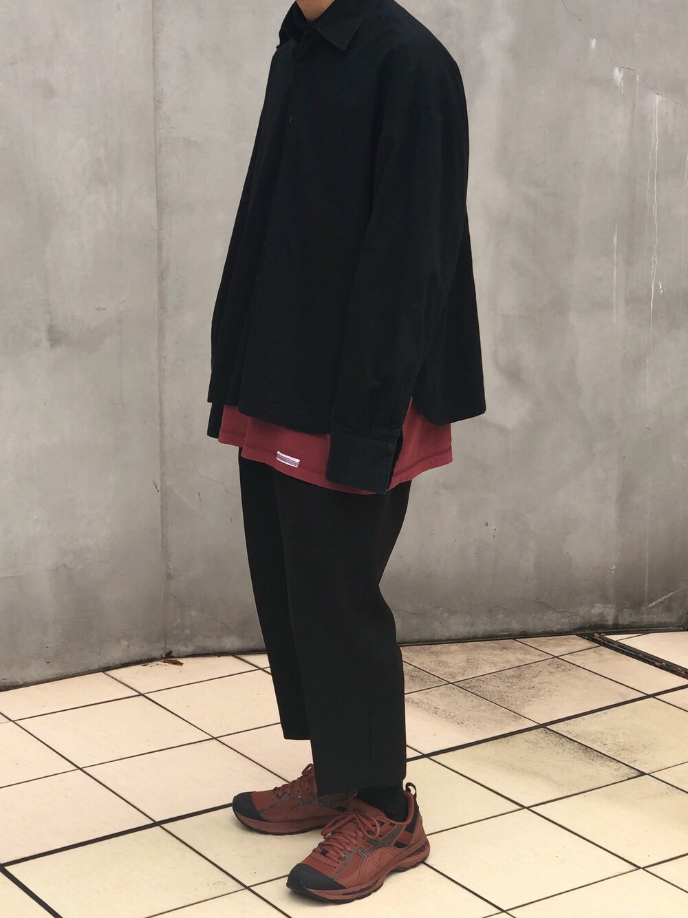 「kiko kostadinov、asics、gourmet jeans」｜「garmet jeansのアイテム（Tシャツ/カットソー、レッド系）」を使った、薬局さん（メンズ・169cm）の秋コーディネートの1枚目の写真