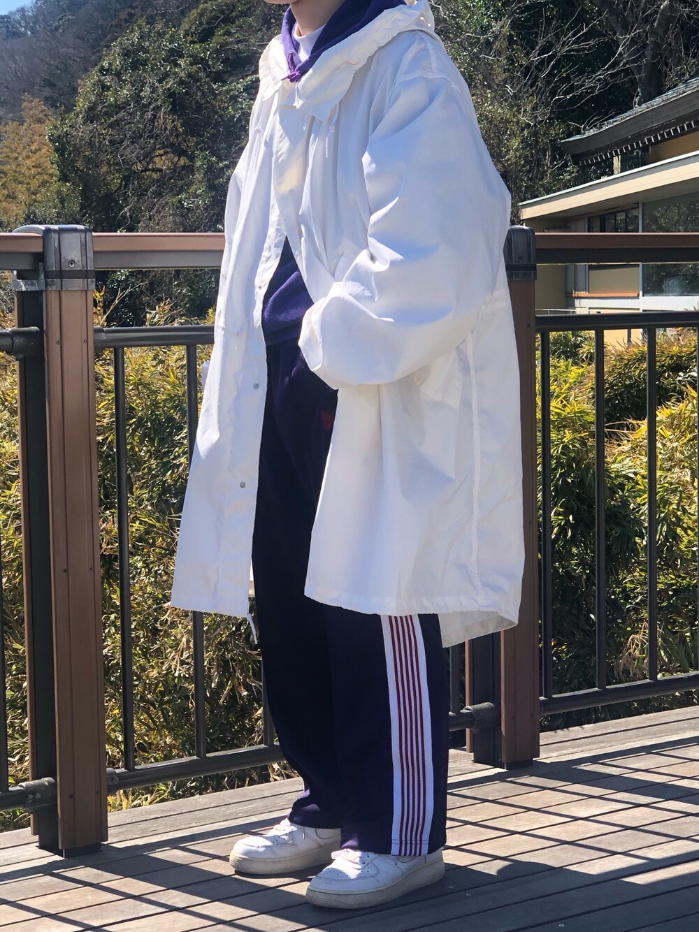 「NIKE、NEEDLES」｜「米軍のアイテム（ミリタリージャケット、ホワイト系）」を使った、薬局さん（メンズ・169cm）の春コーディネートの1枚目の写真