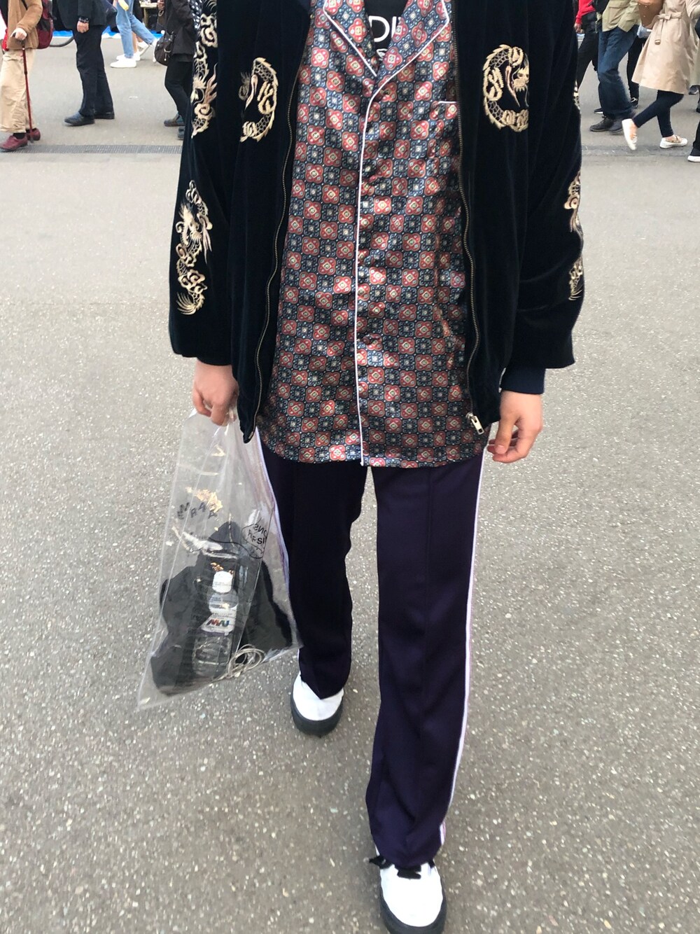 「NEEDLES、VANS」｜「Needlesのアイテム（パンツ、パープル系）」を使った、薬局さん（メンズ・169cm）の春コーディネートの1枚目の写真