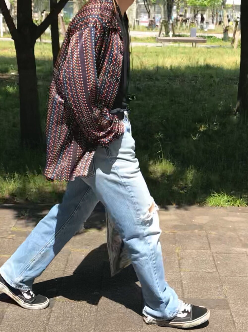 「Levi's、501、VANS」｜「Levi'sのアイテム（デニムパンツ、ブルー系）」を使った、薬局さん（メンズ・169cm）の春コーディネートの1枚目の写真