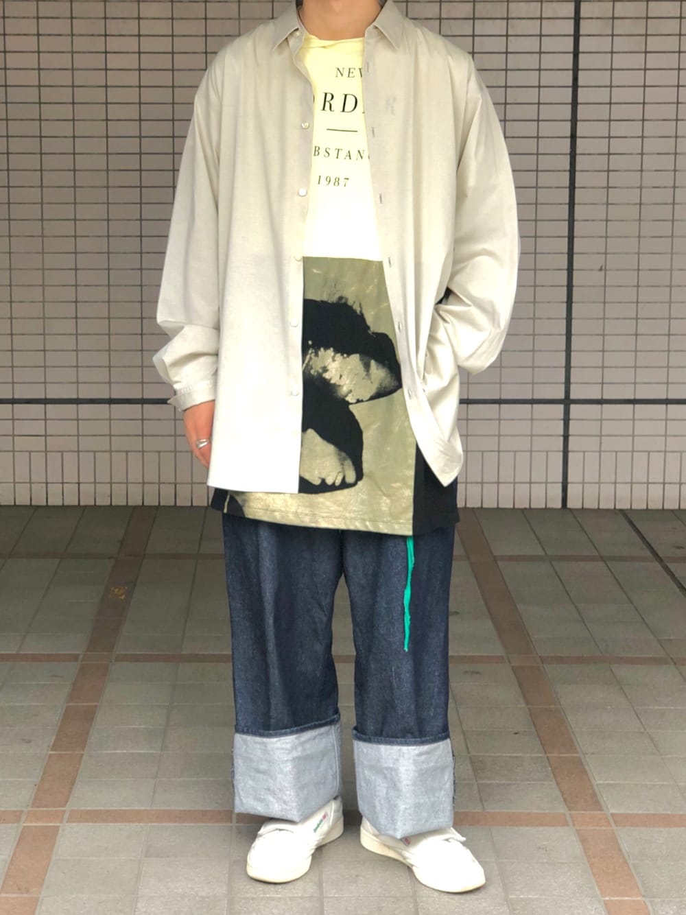 「RAF SIMONS、gourmet jeans、reebok、CLUB C、New Order」｜「RAF SIMONSのアイテム（Tシャツ/カットソー、イエロー系）」を使った、薬局さん（メンズ・169cm）の秋コーディネートの1枚目の写真
