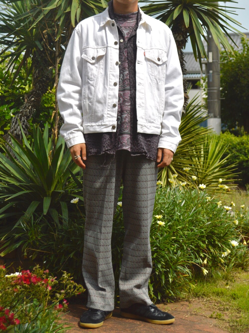 「Levi's、NEEDLES、adidas、samba」｜「Levi'sのLevi's - デニム ジャケット - men - コットン - L（デニムジャケット、ホワイト系）」を使った、薬局さん（メンズ・169cm）の秋コーディネートの1枚目の写真