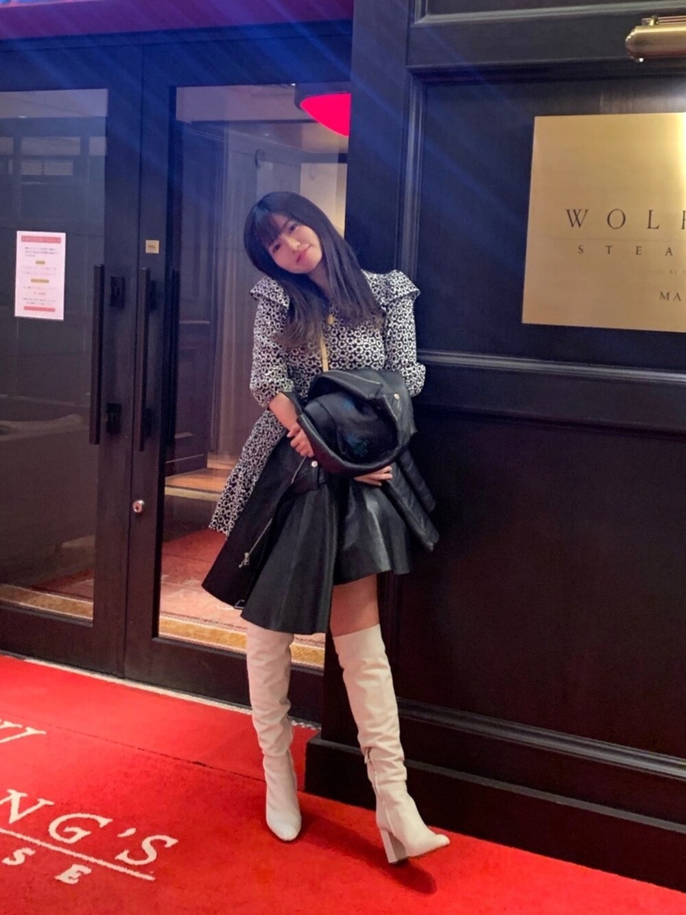 「花柄ワンピース、シャーリングワンピース、ライダースジャケット、白ブーツ、ニーハイブーツ」｜「SLYのアイテム（ライダースジャケット、ブラック系）」を使った、Non Miuraさん（レディース・161cm）の夏コーディネートの1枚目の写真