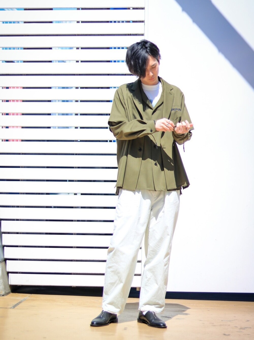 グリーン系のシャツ/ブラウス、グリーン系のシャツ/ブラウス、ホワイト系のTシャツ/カットソーを着用したメンズの春コーディネートの1枚目の写真