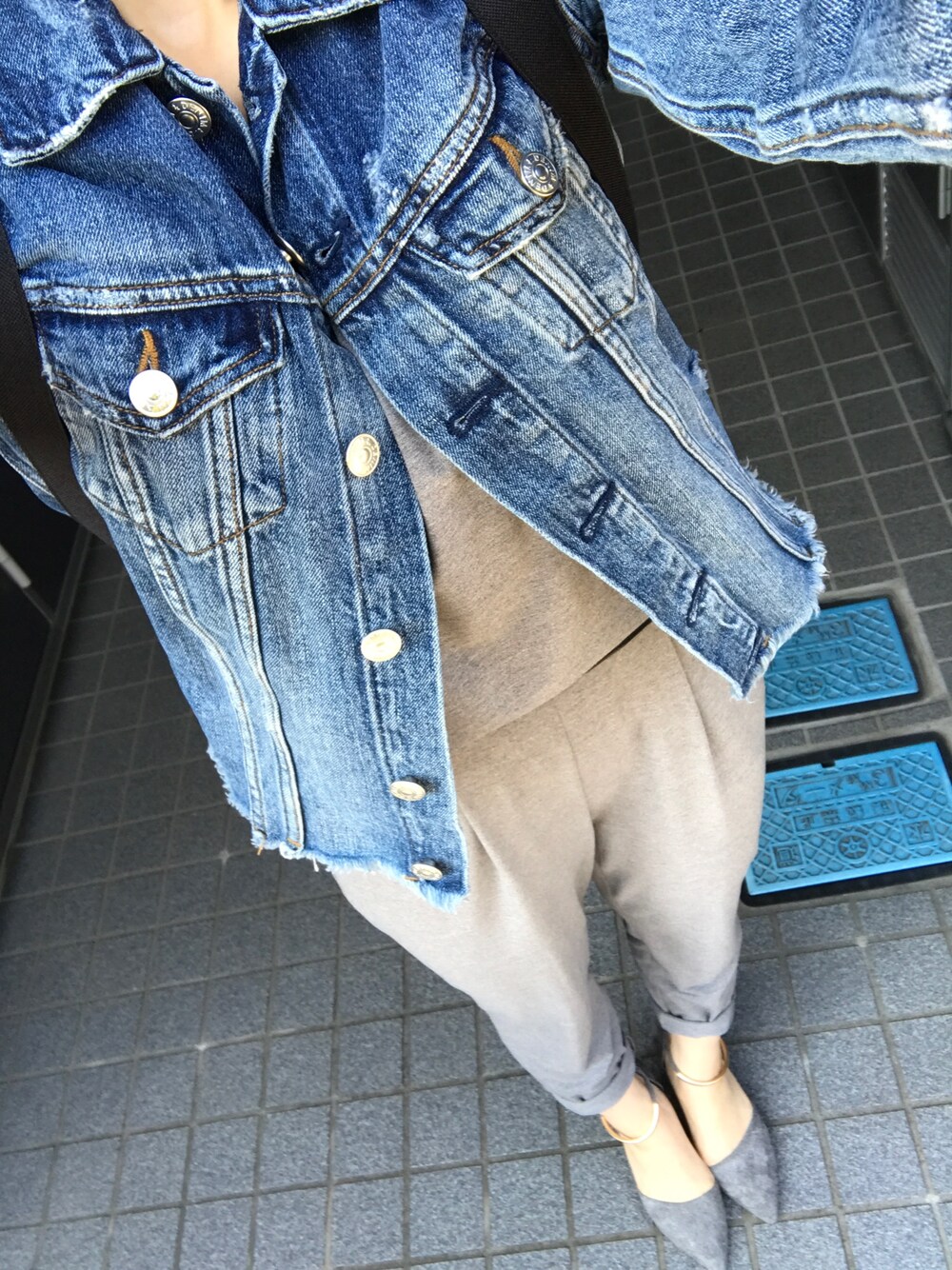 「H&Mのアイテム（デニムジャケット、ブルー系）」を使った、ä.さん（レディース・151cm）の夏コーディネートの1枚目の写真