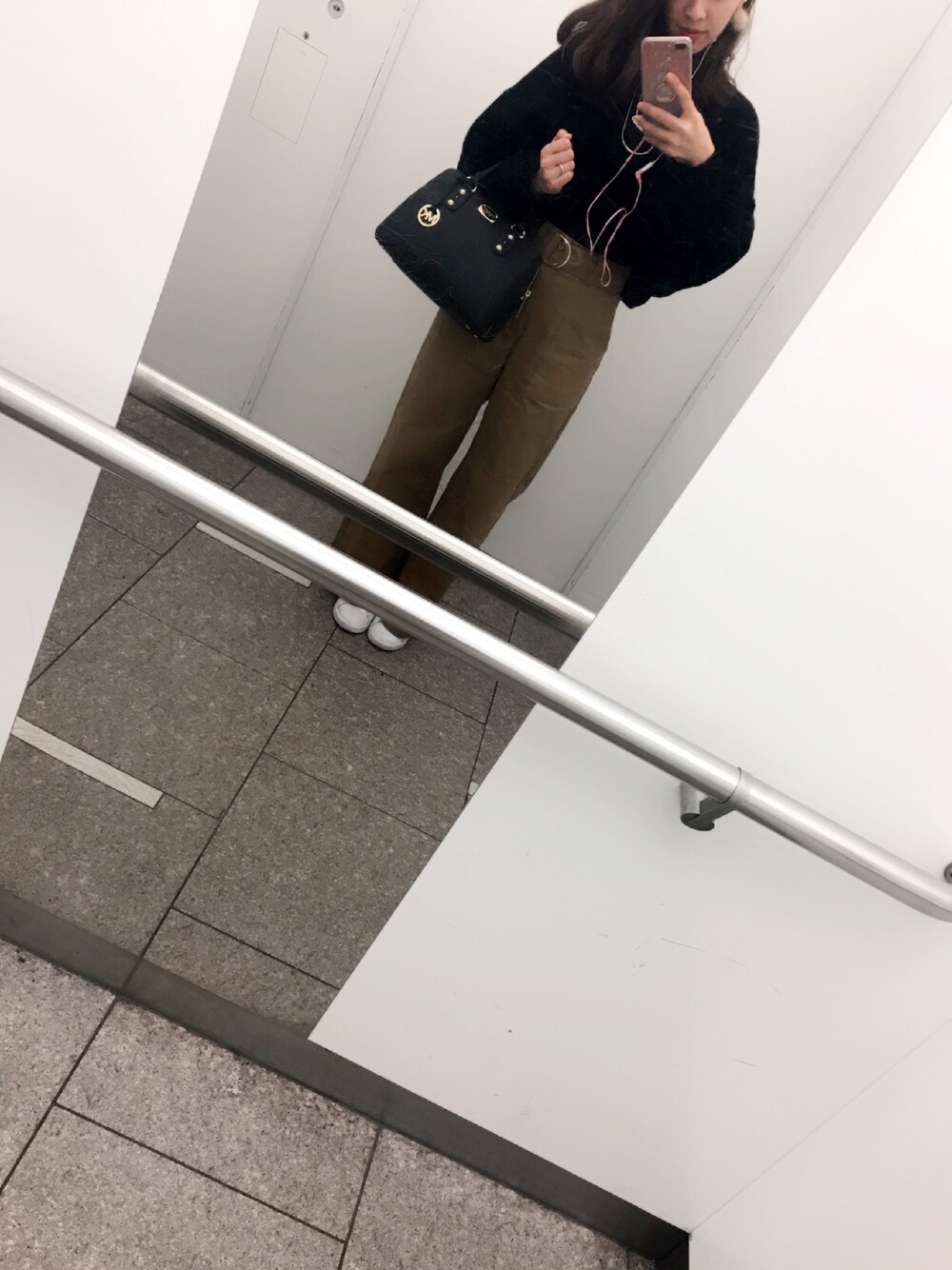 「STORES.jpのアイテム（ニット/セーター、ブラック系）」を使った、ä.さん（レディース・151cm）の秋コーディネートの1枚目の写真