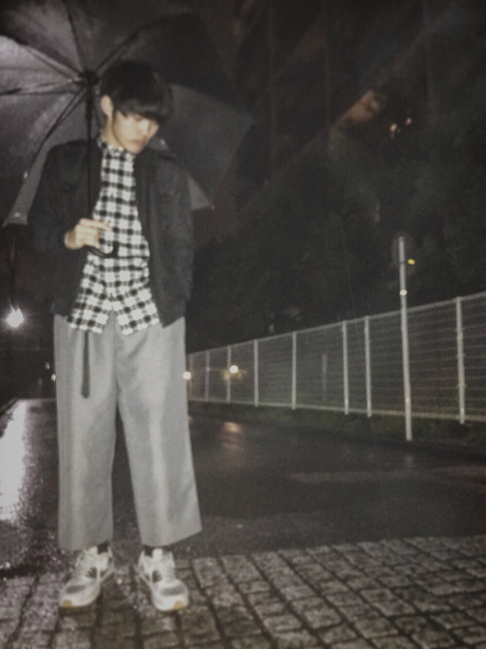 「冬、カジュアル、モノトーン、モノトーンコーデ、雨の日コーデ、傘、夜のスナップ、だいぶ前の」｜「Bershkaのアイテム（ブルゾン、ブラック系）」を使った、今井海斗さん（メンズ・178cm）の冬コーディネートの1枚目の写真