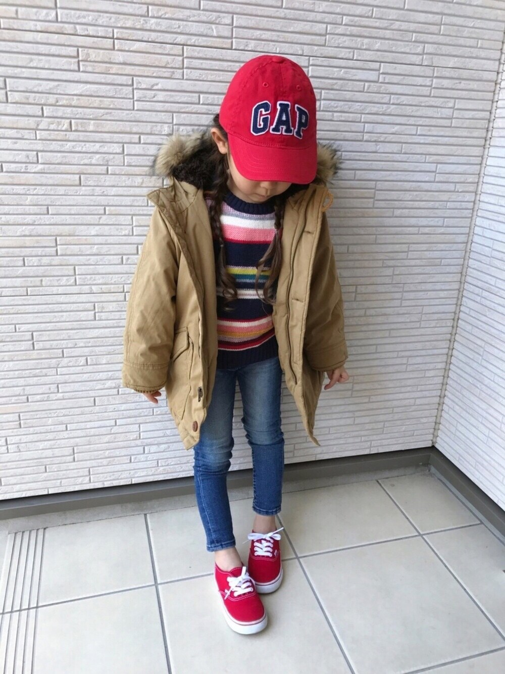 「キャップ、モッズコート、ボーダー、マルチボーダー、スキニーデニム、authentic、赤スニーカー、ootd、gaplove、kids」｜「GAPのアイテム（キャップ、レッド系）」を使った、rinoさん（キッズ・100cm）の冬コーディネートの1枚目の写真