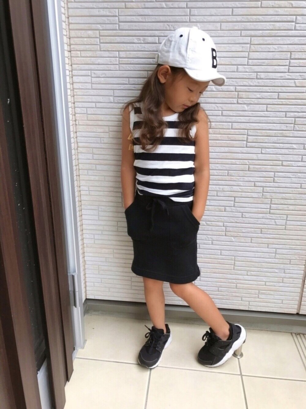 「キャップ、タンクトップ、ボーダー、タイトスカート、ハラチ、ナイキ、モノトーン、シンプル、ラフ、夏コーデ」｜「petit mainのロゴ入りキャップ（キャップ、ホワイト系）」を使った、rinoさん（キッズ・100cm）の夏コーディネートの1枚目の写真