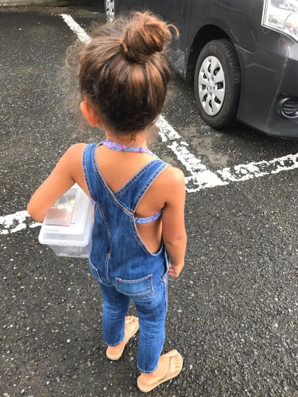 「オーバーオール、水着、ビキニ、ビーチサンダル、海コーデ、夏コーデ」｜「GAPのアイテム（サロペット/オーバーオール、ブルー系）」を使った、rinoさん（キッズ・100cm）の夏コーディネートの1枚目の写真