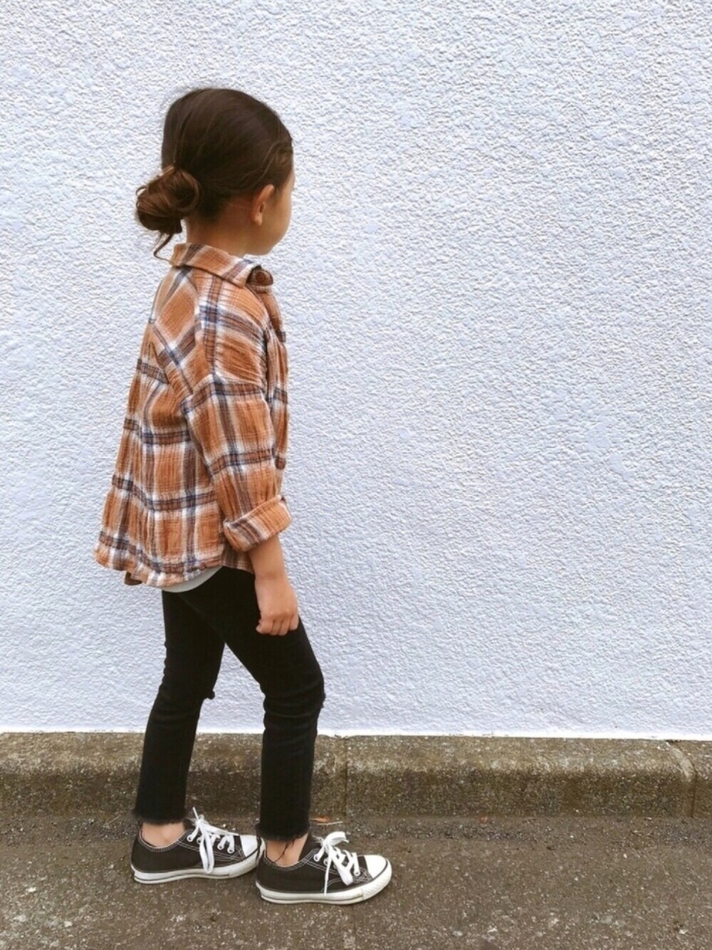 「シャツ、チェックシャツ、シャツスタイル、黒スキニー、コンバース、ラフ、シンプル、韓国子供服、omoteura」｜「omoteuraのアイテム（シャツ/ブラウス、ブラウン系）」を使った、rinoさん（キッズ・110cm）の春コーディネートの1枚目の写真