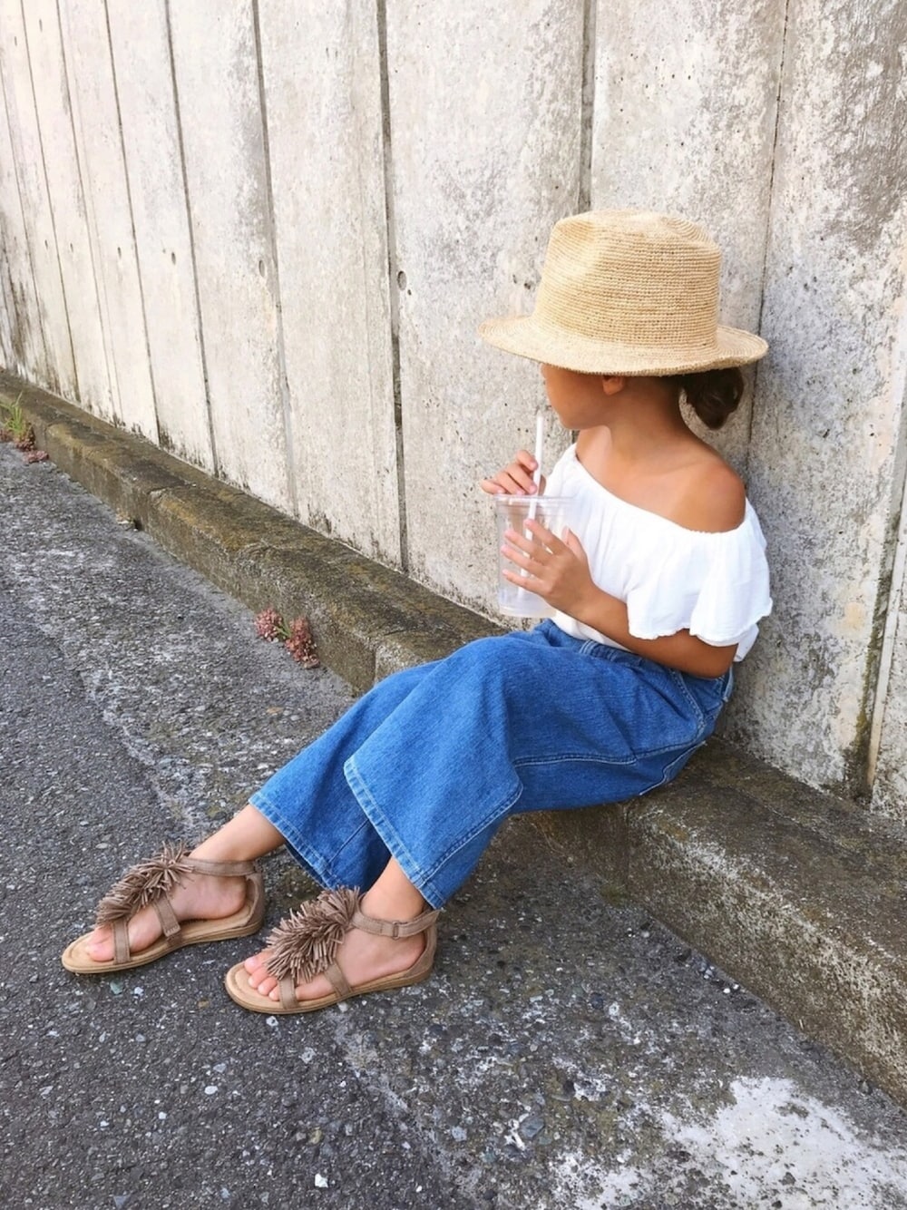 「ハット、ラフィアハット、オフショル、ワイドパンツ、ワイドデニム、サンダル、フリンジ、ミネトンカ、シンプル、夏コーデ」｜「URBAN RESEARCH DOORSのラフィアハット(KIDS)（ハット、ベージュ系）」を使った、rinoさん（キッズ・110cm）の夏コーディネートの1枚目の写真