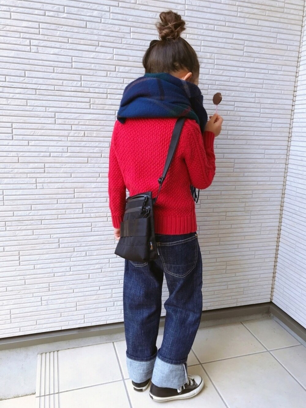 「マフラー、ケーブルニット、赤、ストレートデニム、ロールアップ、チャックテイラー、サコッシュ、シンプル、クリスマス、2018マイベストコーデ」｜「GAPのアイテム（ニット/セーター、レッド系）」を使った、rinoさん（キッズ・110cm）の冬コーディネートの1枚目の写真