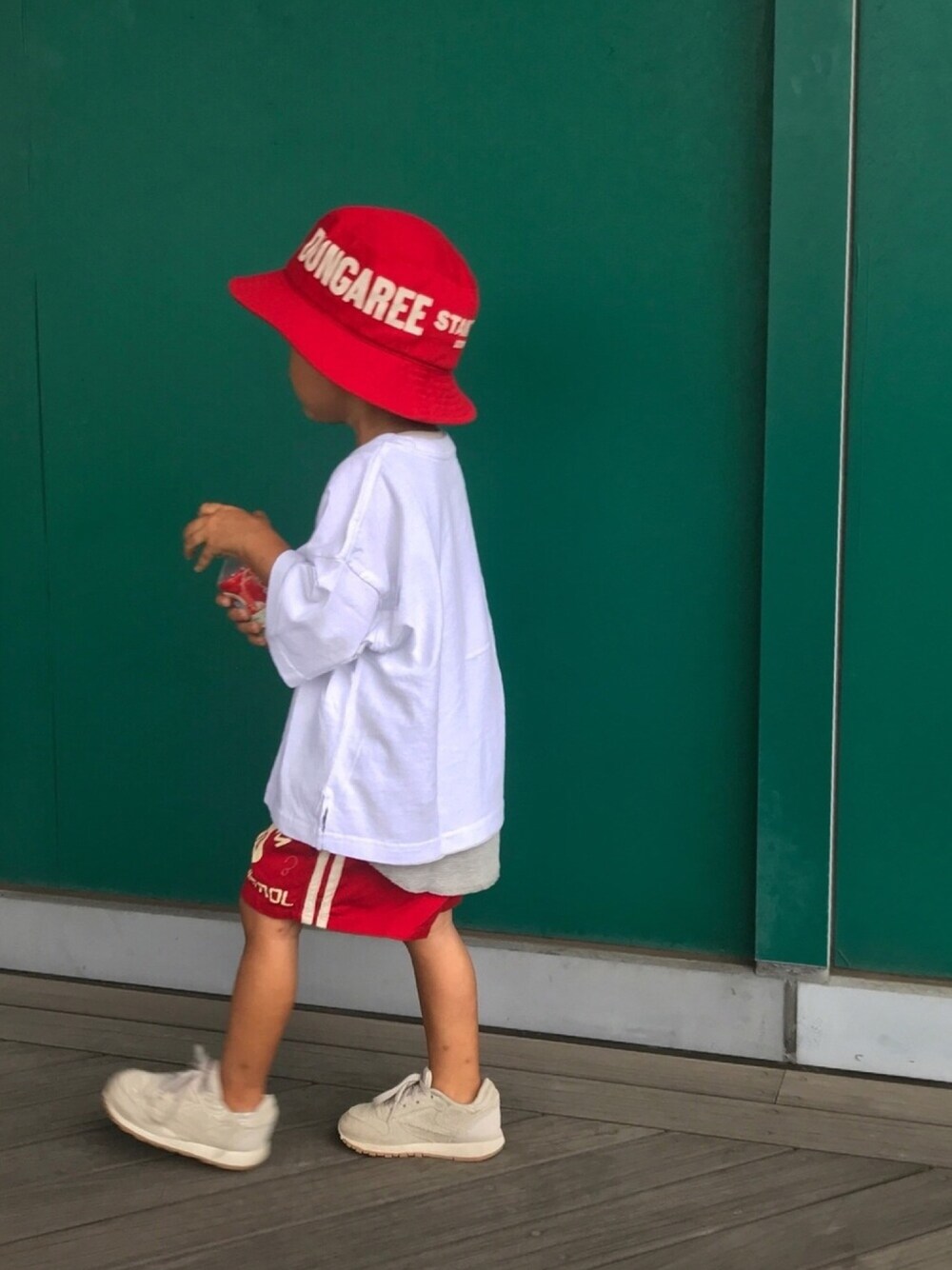 「ハット、バケットハット、白Tシャツ、レイヤードスタイル、ハーフパンツ、赤、スニーカー、reebok、Reebokclassic、カジュアル」｜「FREAK'S STOREのWEB限定 KIDS ビッグシルエット サーマルレイヤードTシャツ（Tシャツ/カットソー、ホワイト系）」を使った、rinoさん（キッズ・110cm）の秋コーディネートの1枚目の写真
