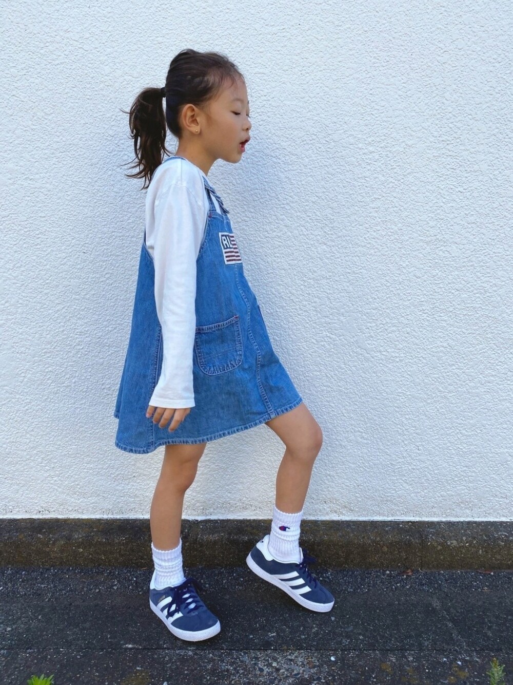 「ジャンパースカート、デニムスカート、オーバーオール、POLOJEANS、Ralph Lauren、古着、古着MIX、adidas、スニーカー、カジュアル」｜「adidasのキッズ adidas アディダス 17-21GAZELLE C BY9162 NVY/WHT/WHT（スニーカー、ブルー系）」を使った、rinoさん（キッズ・110cm）の春コーディネートの1枚目の写真