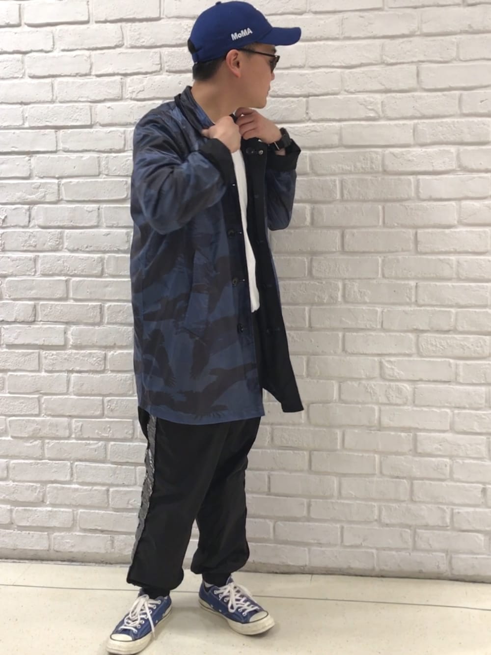「Diesel、ディーゼル、はるコーデ、春、スニーカー、コート、シャカパン、converse」｜「DIESELの00SCMH0GARX（ステンカラーコート、ブルー系）」を使った、MJ-MICHIさん（メンズ・165cm）の春コーディネートの1枚目の写真