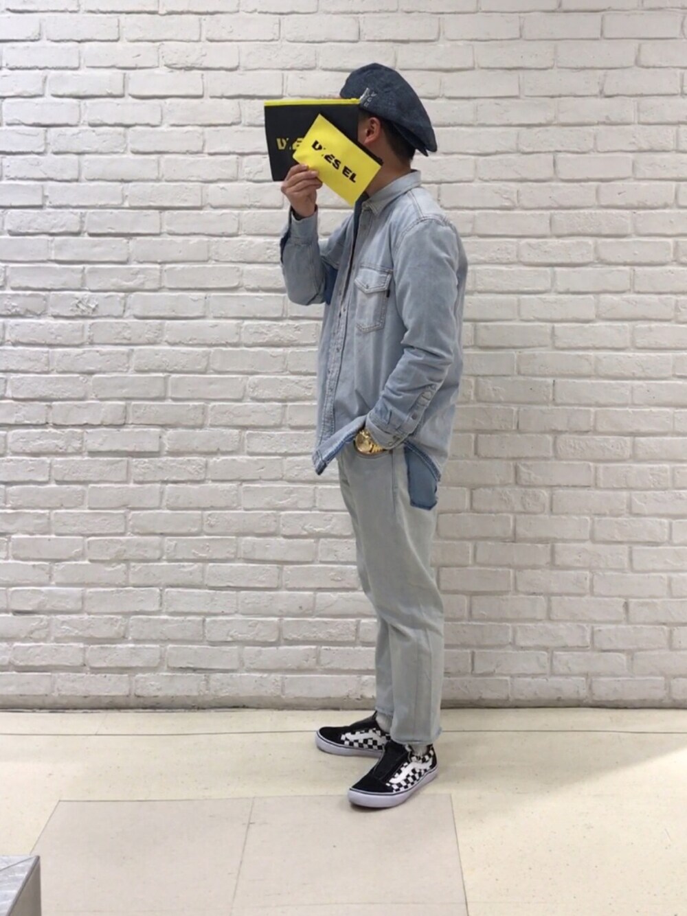 「Diesel、ディーゼル、デニム、デニムシャツ、VANS、スリッポン」｜「DIESELのアイテム（シャツ/ブラウス、ブルー系）」を使った、MJ-MICHIさん（メンズ・165cm）の春コーディネートの1枚目の写真