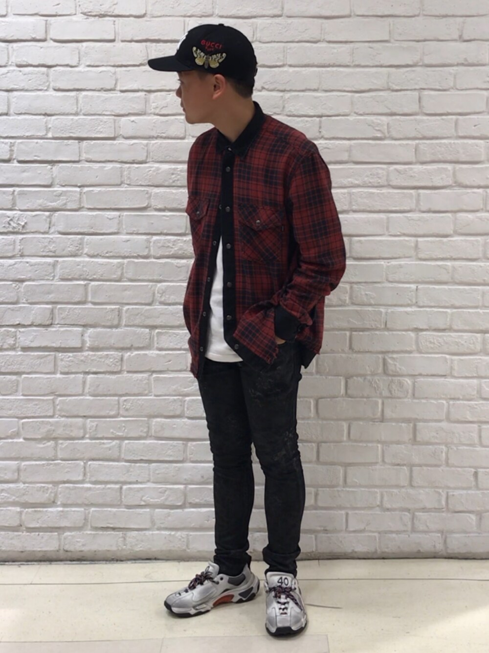 「Diesel、ブラックデニム、GUCCI、チェックシャツ、リバーシブル、ダットシューズ」｜「DIESELのMEN'S　シャツ（シャツ/ブラウス、レッド系）」を使った、MJ-MICHIさん（メンズ・165cm）の秋コーディネートの1枚目の写真