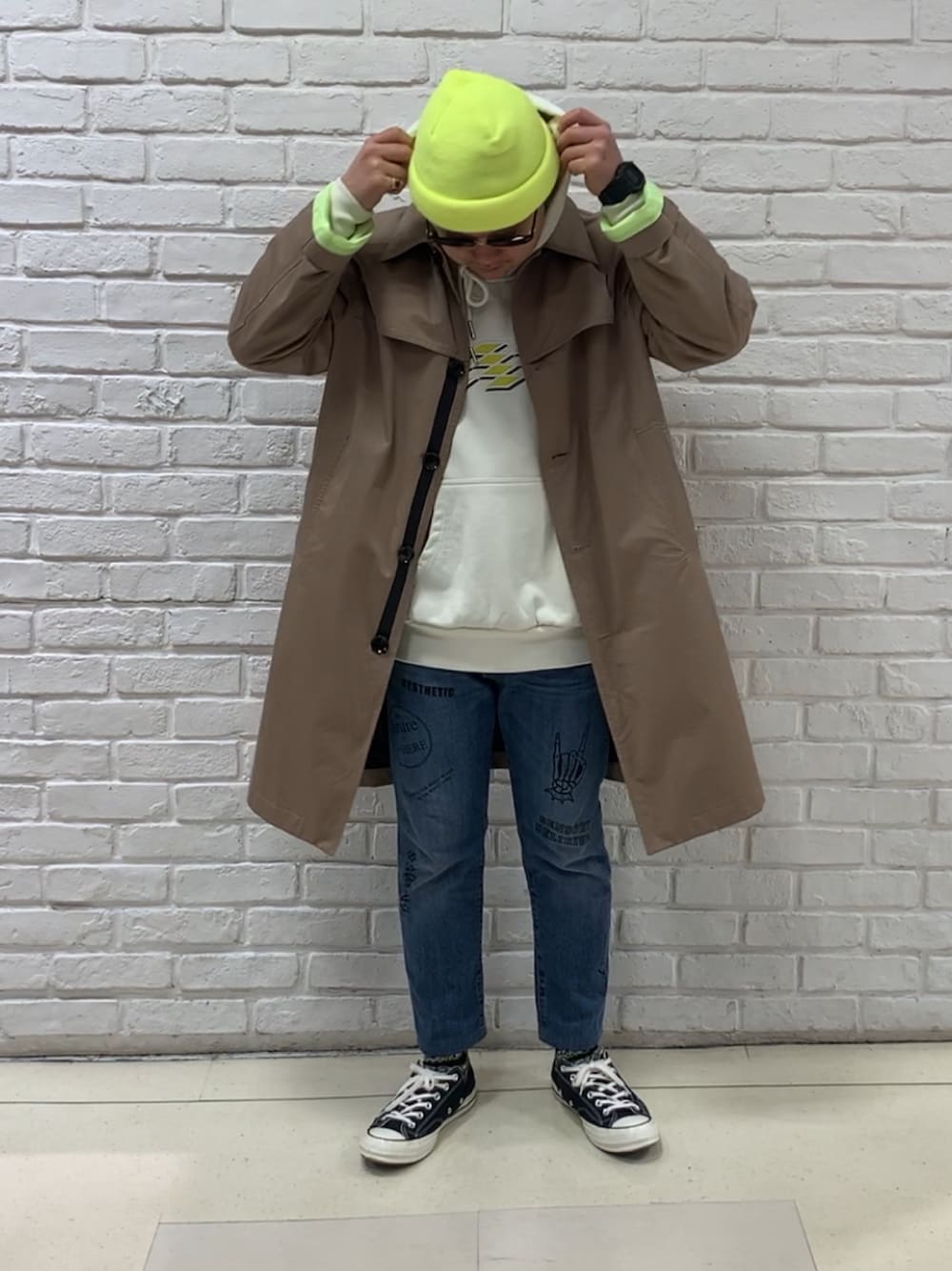 「Diesel、ディーゼル、チェスターコート、デニム、パーカー、はるコーデ、春コーデ」｜「DIESELのMEN'Sグラフィックスウェットパーカー（パーカー、ホワイト系）」を使った、MJ-MICHIさん（メンズ・165cm）の春コーディネートの1枚目の写真