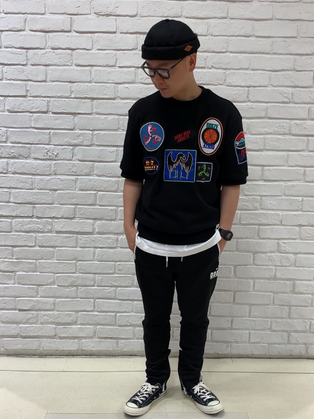 「Diesel、ストリート、converse、スウェットパンツ、EYEVAN7285、BARNEYS NEWYORK」｜「DIESELのメンズ スウェット パッチデザイン半そでスウェット（スウェット、ブラック系）」を使った、MJ-MICHIさん（メンズ・165cm）の春コーディネートの1枚目の写真