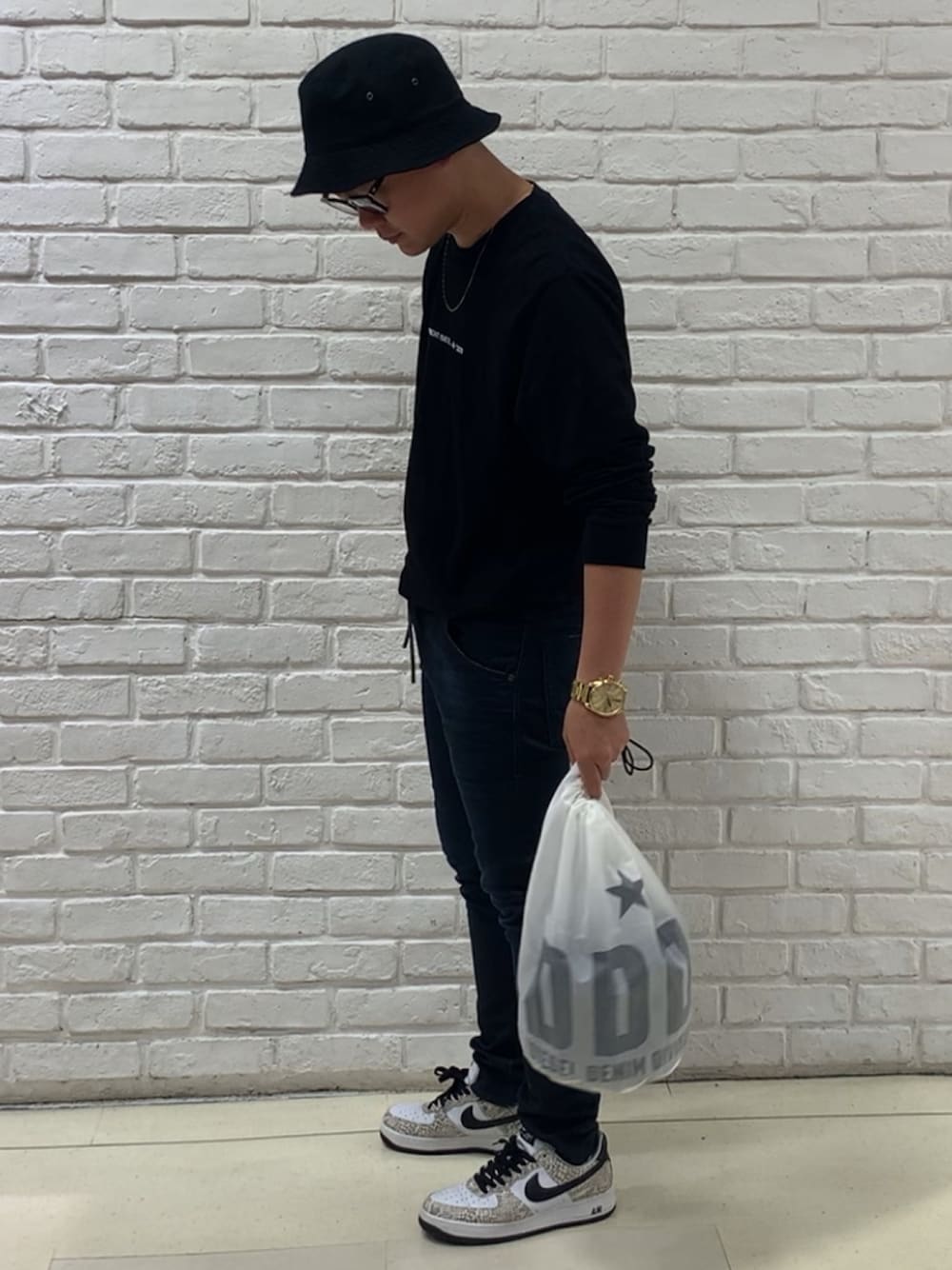 「ディーゼルデニム、スキニーデニム、ロンT、Diesel、dieseldenim」｜「DIESELのメンズ Tシャツ 長そで エンブロイダリー付きTシャツ（Tシャツ/カットソー、ブラック系）」を使った、MJ-MICHIさん（メンズ・165cm）の夏コーディネートの1枚目の写真