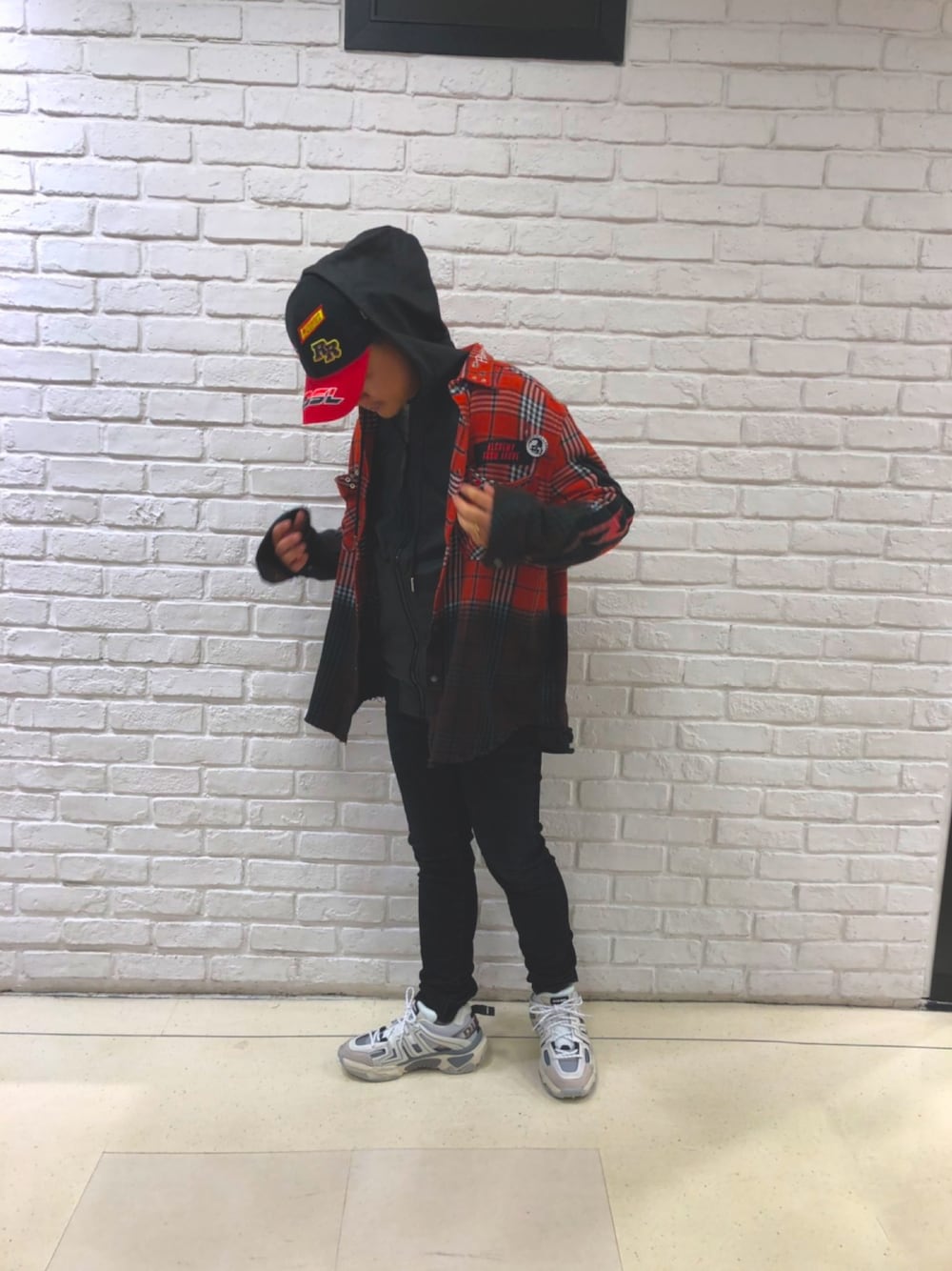 「Diesel、ディーゼル、ストリート、チェックシャツ、ブラック、ベルベット」｜「DIESELのメンズ シャツ 刺繍ディップダイチェックシャツ（シャツ/ブラウス、レッド系）」を使った、MJ-MICHIさん（メンズ・165cm）の夏コーディネートの1枚目の写真