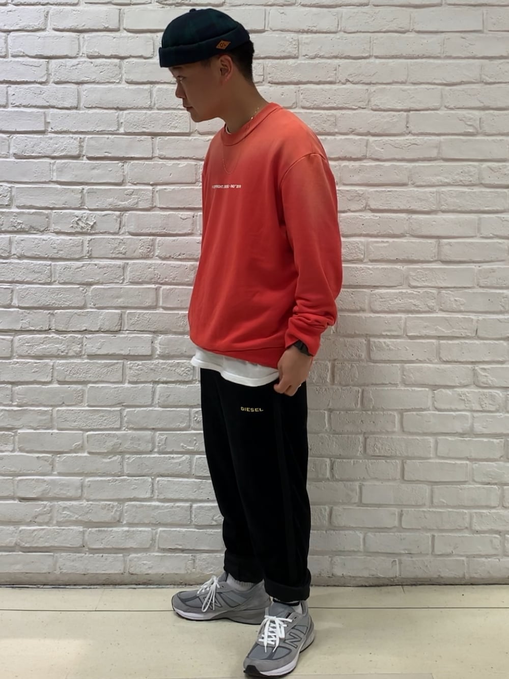 「Diesel、ディーゼル、スウェットパンツ、スウェット、ストリート、New Balance、V5」｜「DIESELのメンズ スウェット（スウェット、オレンジ系）」を使った、MJ-MICHIさん（メンズ・165cm）の秋コーディネートの1枚目の写真