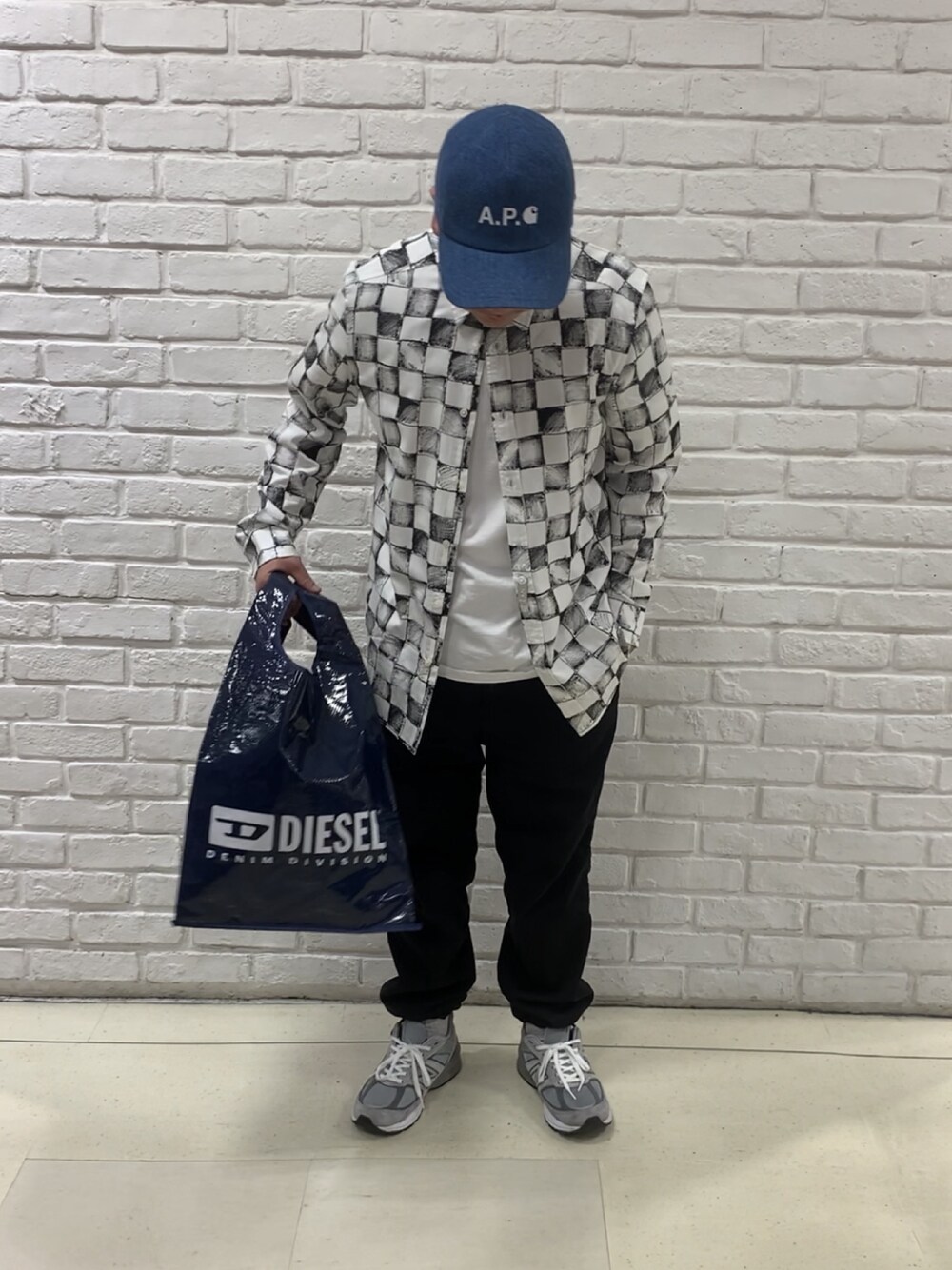 「ブラック、Diesel、ディーゼル、A.P.C.、シャツスタイル、New Balance」｜「DIESELのアイテム（シャツ/ブラウス、ホワイト系）」を使った、MJ-MICHIさん（メンズ・165cm）の冬コーディネートの1枚目の写真