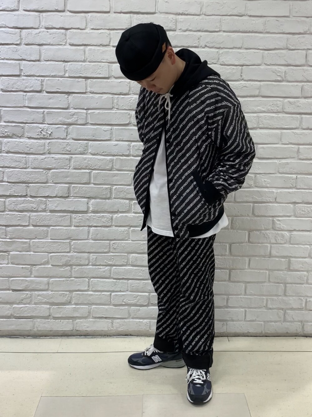 「春コーデ、ゆるコーデ、Diesel、dieseldenim、ストリート、New Balance」｜「DIESELのメンズ ジャケット リバーシブル スウェットジャケット（ブルゾン、ブラック系）」を使った、MJ-MICHIさん（メンズ・165cm）の冬コーディネートの1枚目の写真