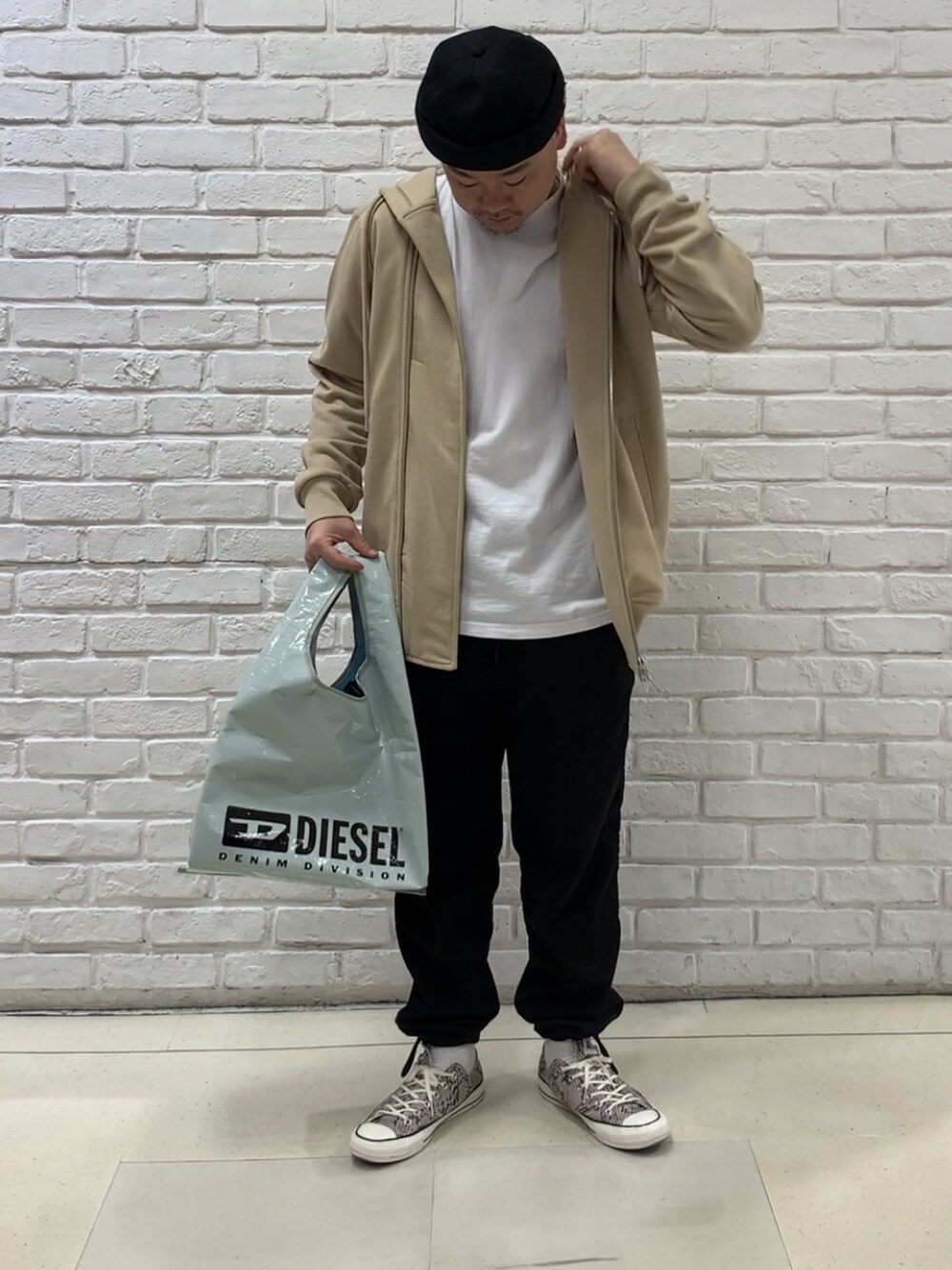 「Diesel、ディーゼル、デニム、ブラック、パーカー、WACKO MARIA 、春、カジュアルコーデ」｜「DIESELのメンズ スウェット ビッグ フード デザイン ジップ パーカー（スウェット、ベージュ系）」を使った、MJ-MICHIさん（メンズ・165cm）の冬コーディネートの1枚目の写真