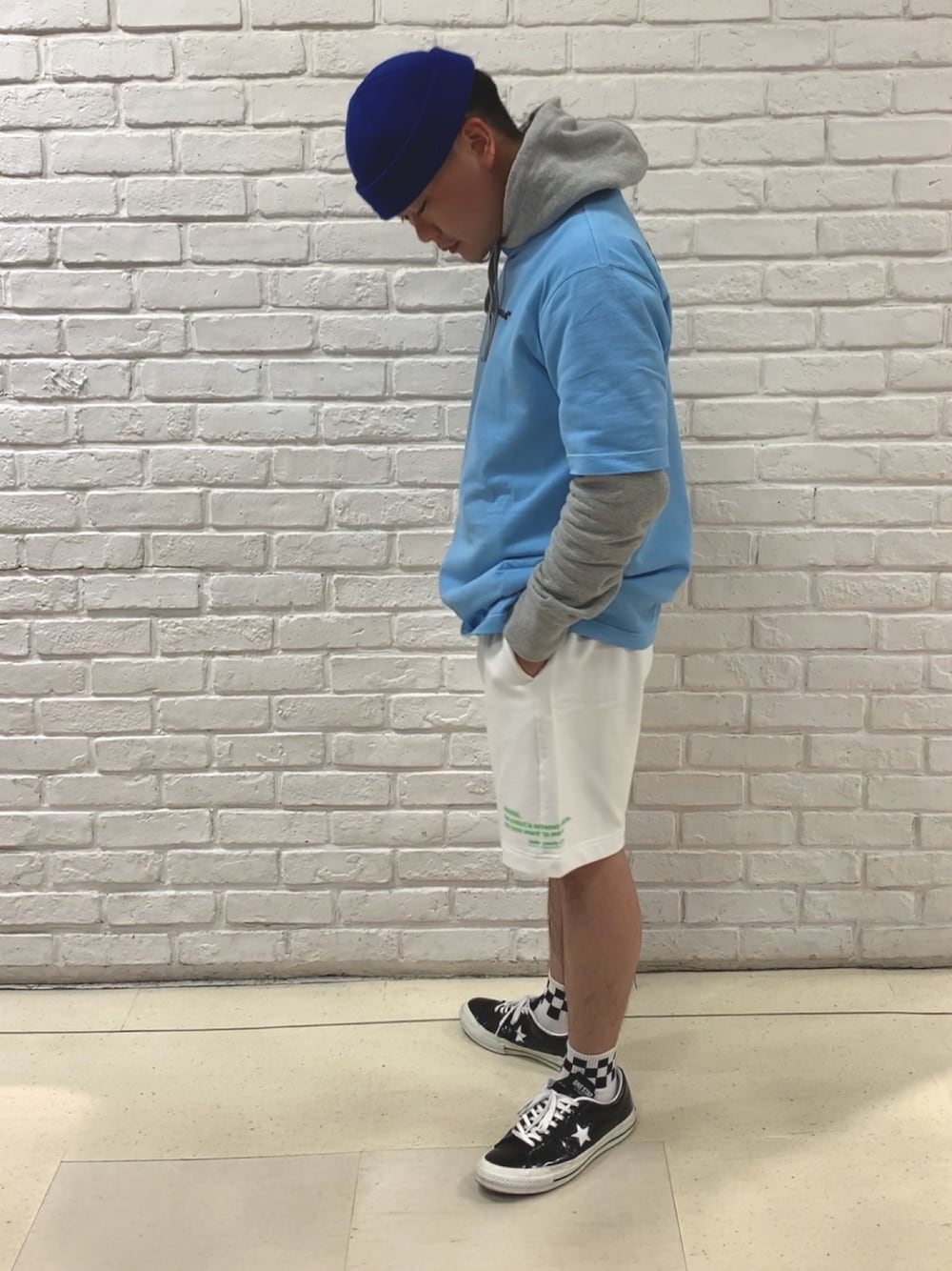 「春、Diesel、ディーゼル、ショートパンツ、converse、コンバース、ニット帽」｜「DIESELのメンズ Tシャツ ネオンカラー（Tシャツ/カットソー、ブルー系）」を使った、MJ-MICHIさん（メンズ・165cm）の春コーディネートの1枚目の写真