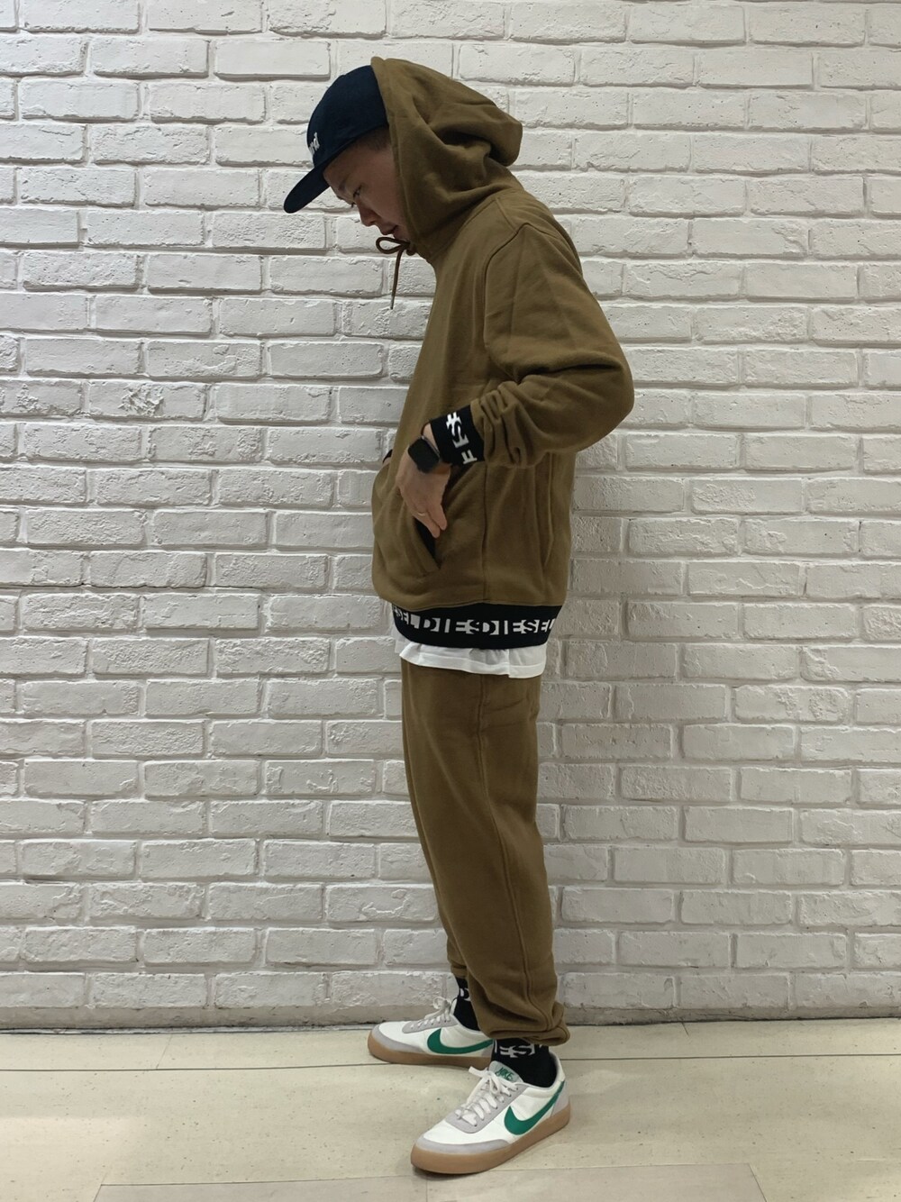 「Diesel、ディーゼル、セットアップスタイル、セットアップ、パーカー、スウェットパンツ、スウェット、NIKE、Apple Watch」｜「DIESELのアイテム（その他パンツ、ベージュ系）」を使った、MJ-MICHIさん（メンズ・165cm）の夏コーディネートの1枚目の写真