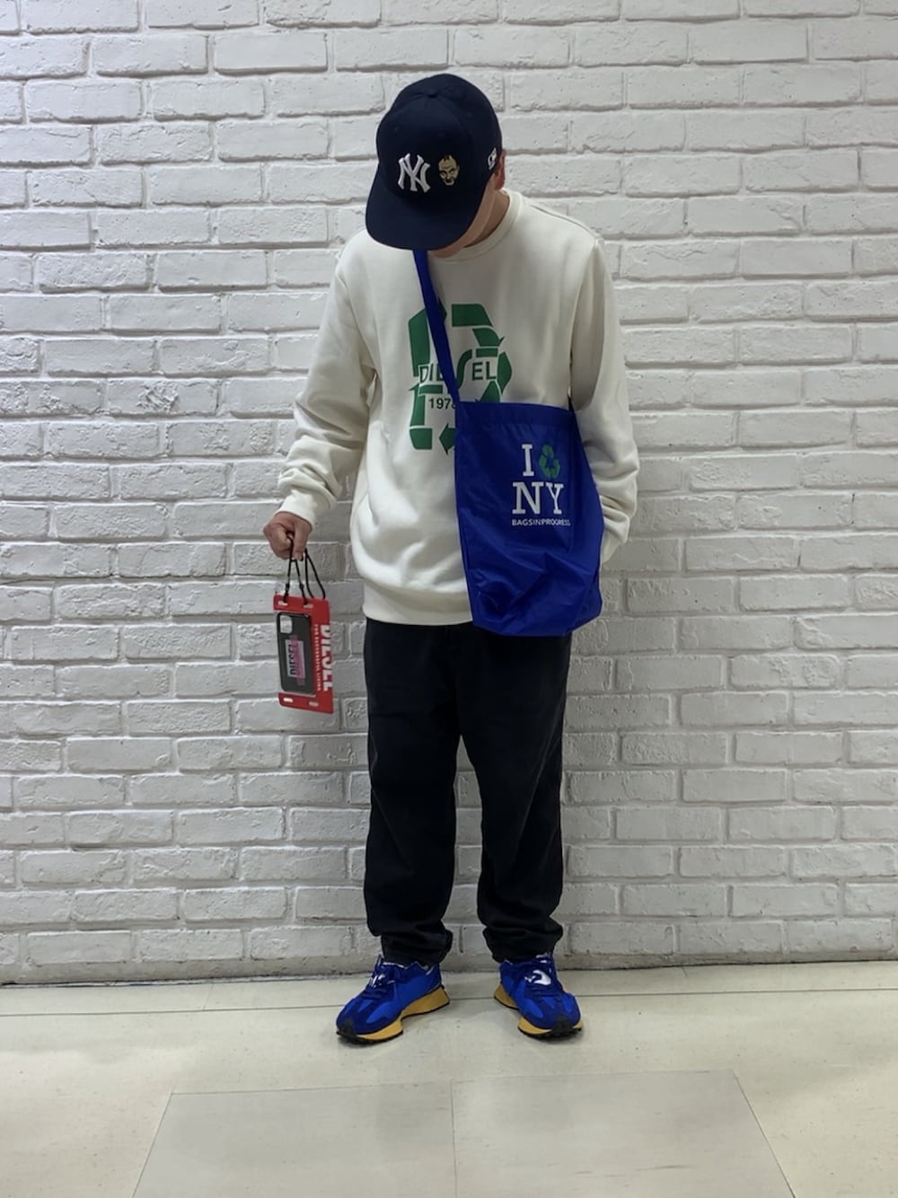 「Diesel、ディーゼル、ecobag、ecofashion、スウェット、dieselgreenlabel、New Balance」｜「DIESELのメンズ スウェット プルオーバー サステナブルシリーズ（スウェット、ホワイト系）」を使った、MJ-MICHIさん（メンズ・165cm）の秋コーディネートの1枚目の写真