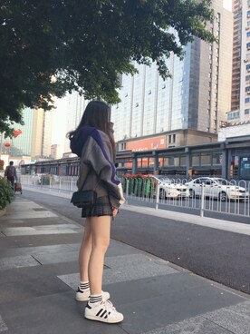 「adidas（アディダス）のアイテム（スニーカー、ホワイト系）」を使った、冷气小姐さんの冬コーディネート