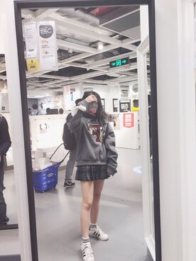 「adidas（アディダス）のアイテム（スニーカー、ホワイト系）」を使った、冷气小姐さんの冬コーディネート